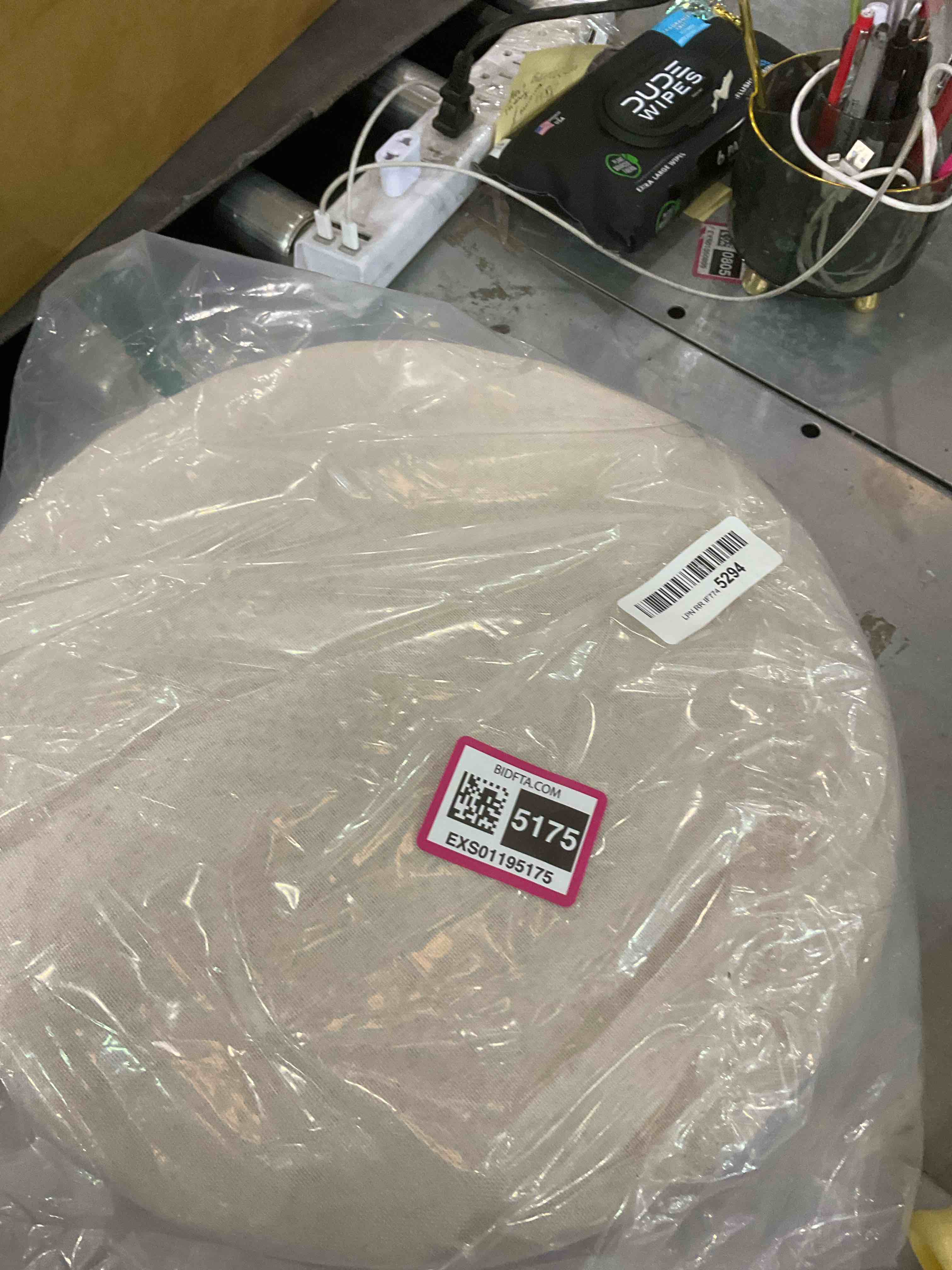 https://s3.amazonaws.com/lotting-images-prod/BargainHunt/EXS01195175_1711984213843.jpeg