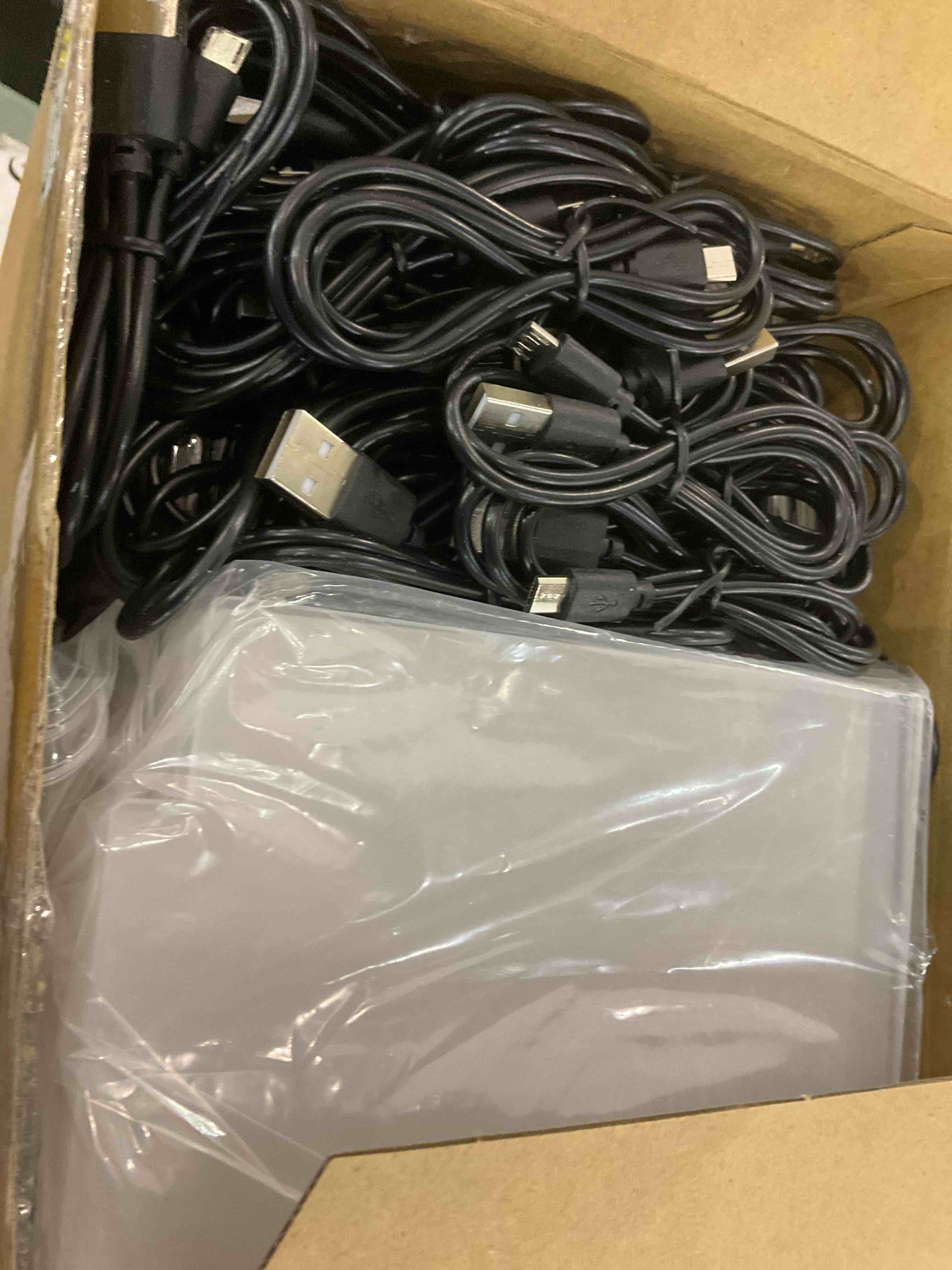 https://s3.amazonaws.com/lotting-images-prod/BargainHunt/EXS01195850_1709667441284.jpeg