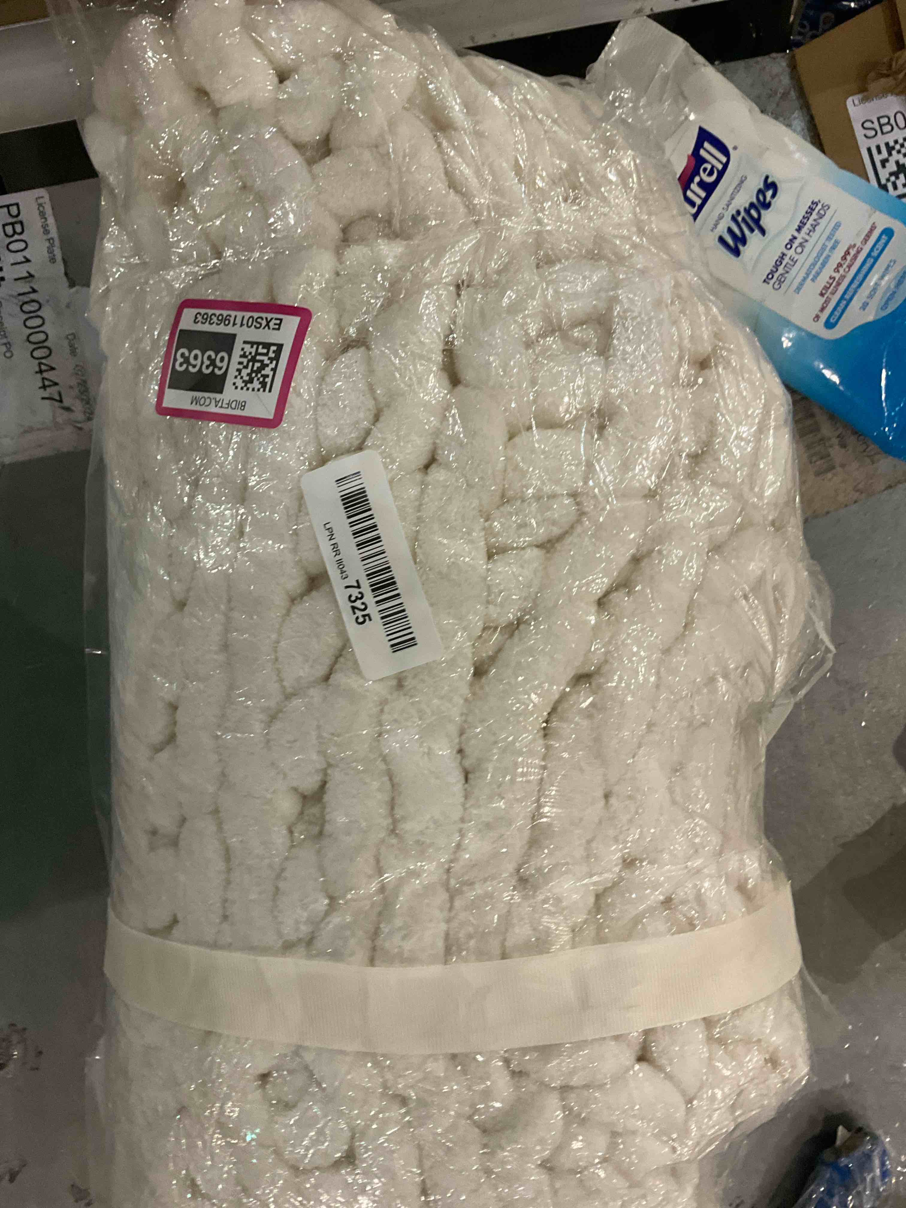 https://s3.amazonaws.com/lotting-images-prod/BargainHunt/EXS01196363_1709557059081.jpeg