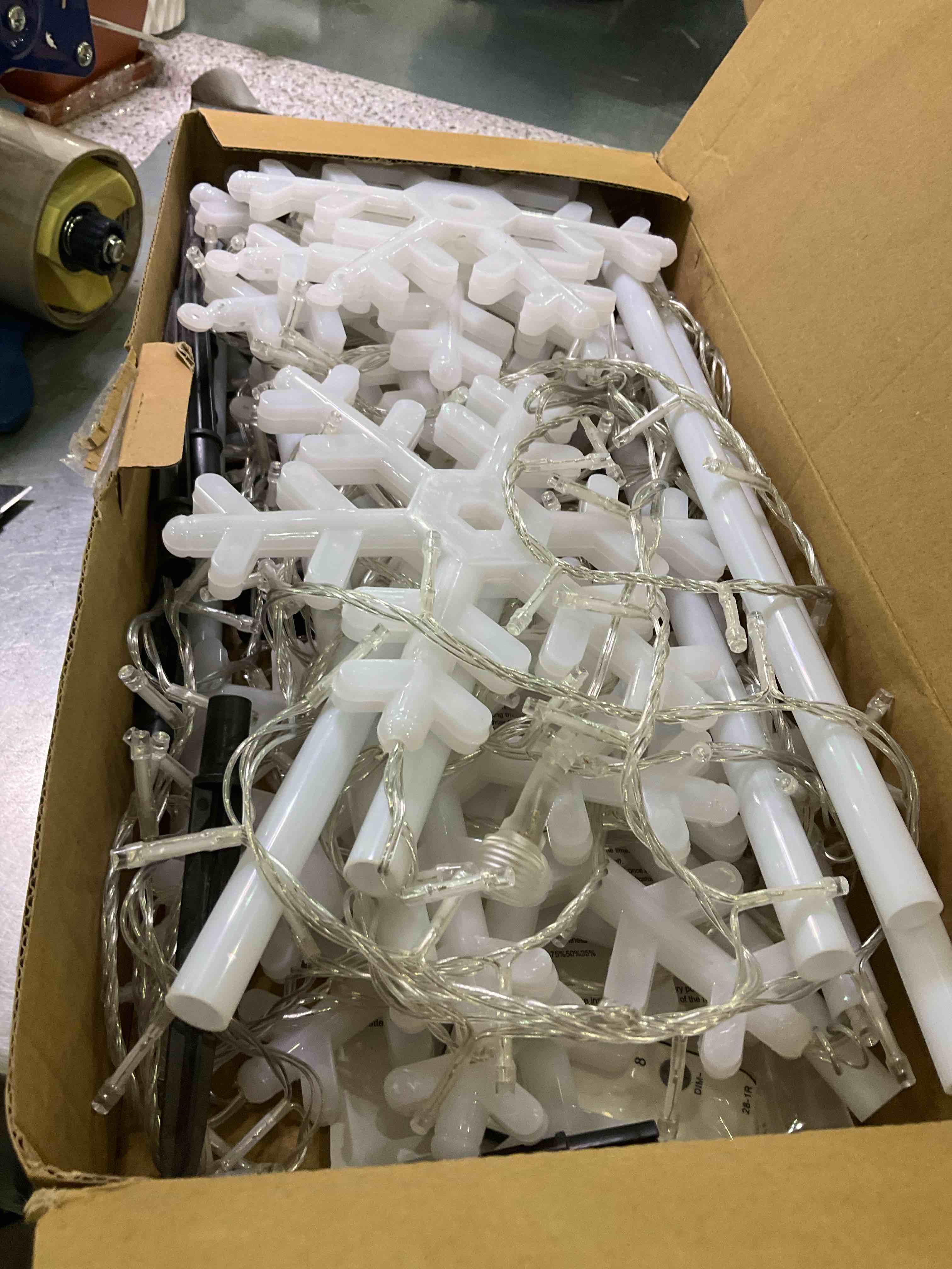 Enhon 10 Pcs Christmas Snowflakes Pathway Stake Lights for Outdoor Yard, 370 Bright LEDs Waterproof Large Christmas Snowflake Lights Decoration for Garden Lawn Driveway Walkway Decor (Cool White)