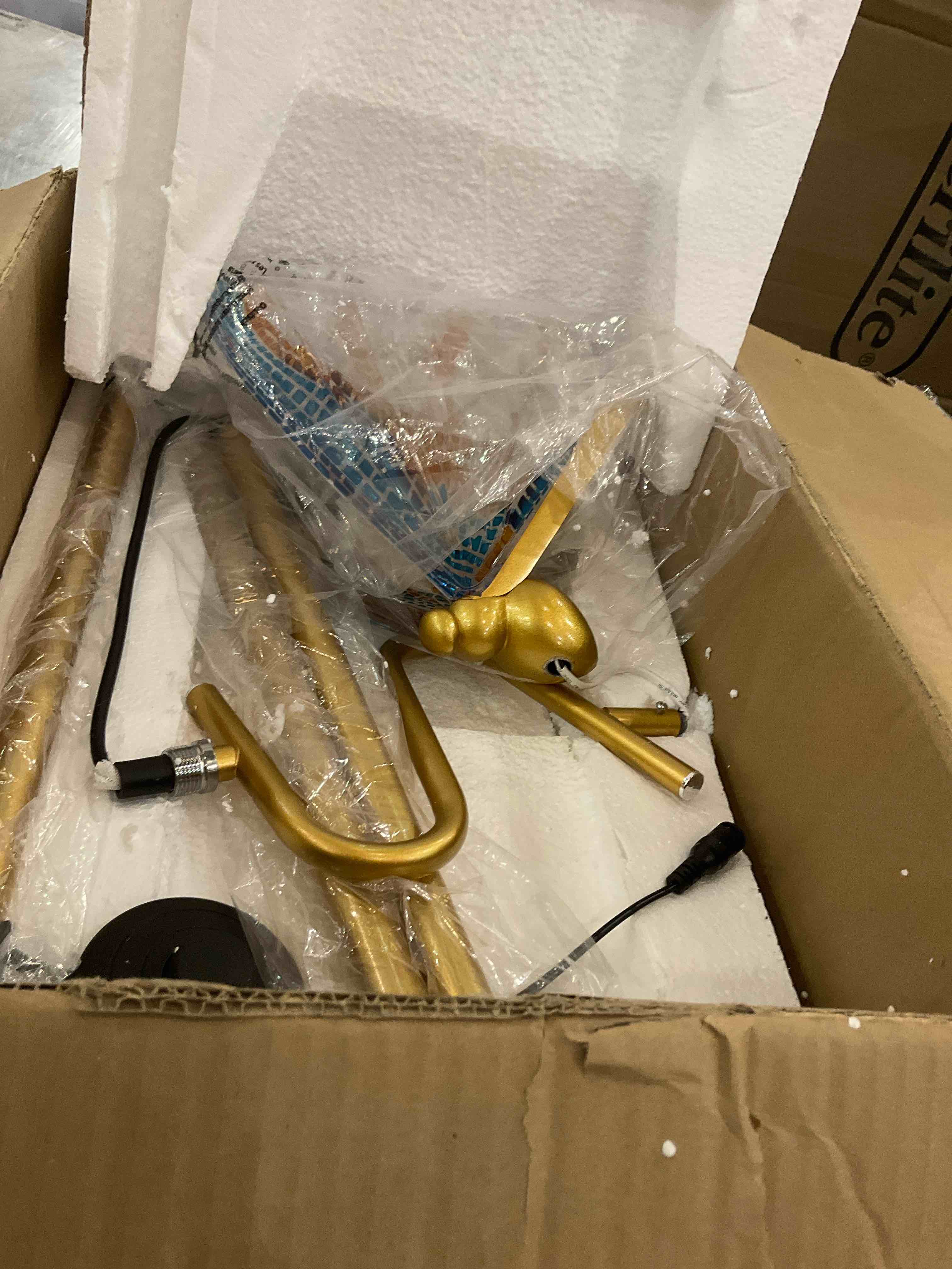 https://s3.amazonaws.com/lotting-images-prod/BargainHunt/EXS01196576_1709221758237.jpeg