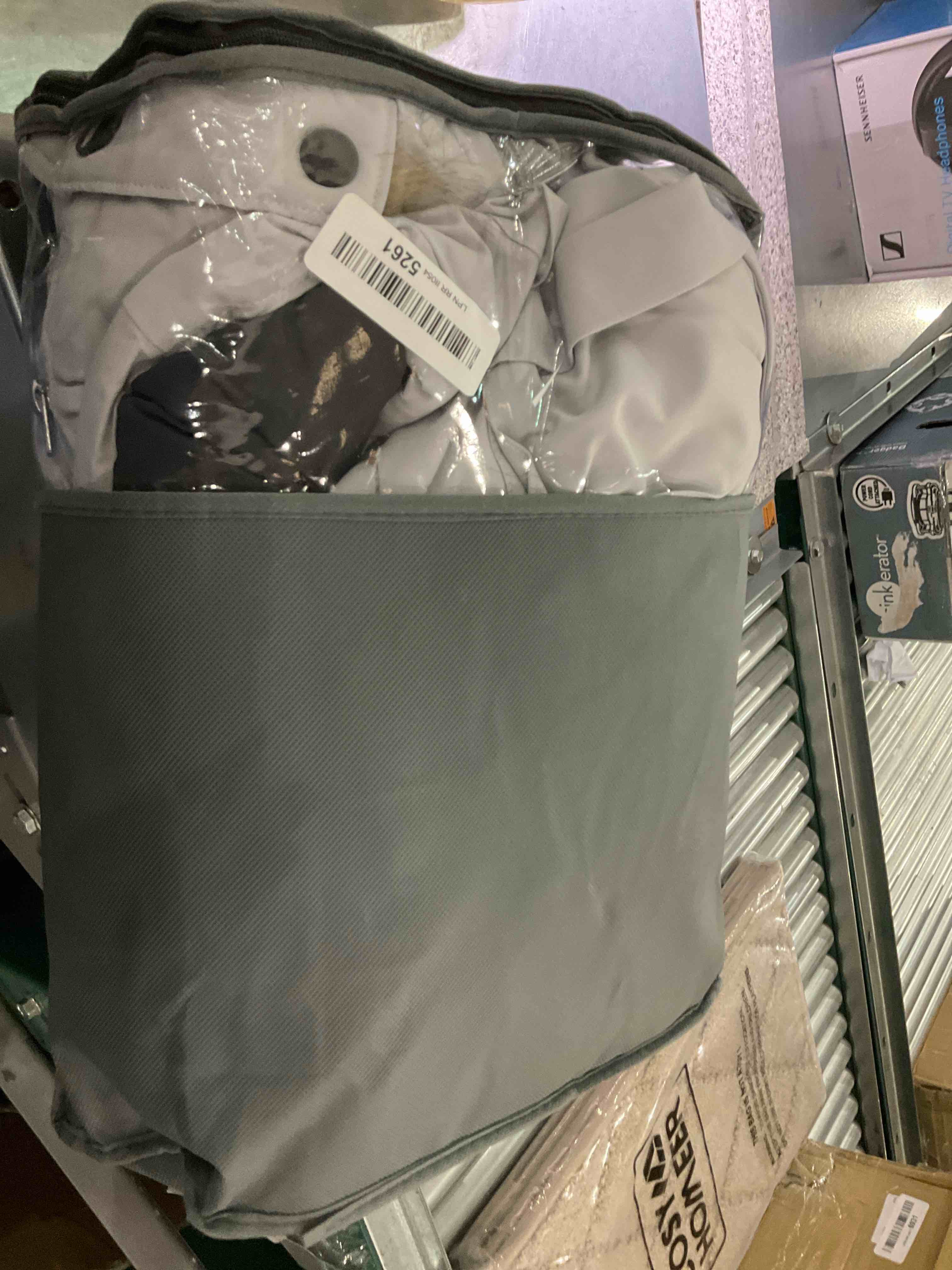 https://s3.amazonaws.com/lotting-images-prod/BargainHunt/EXS01196788_1709309306258.jpeg