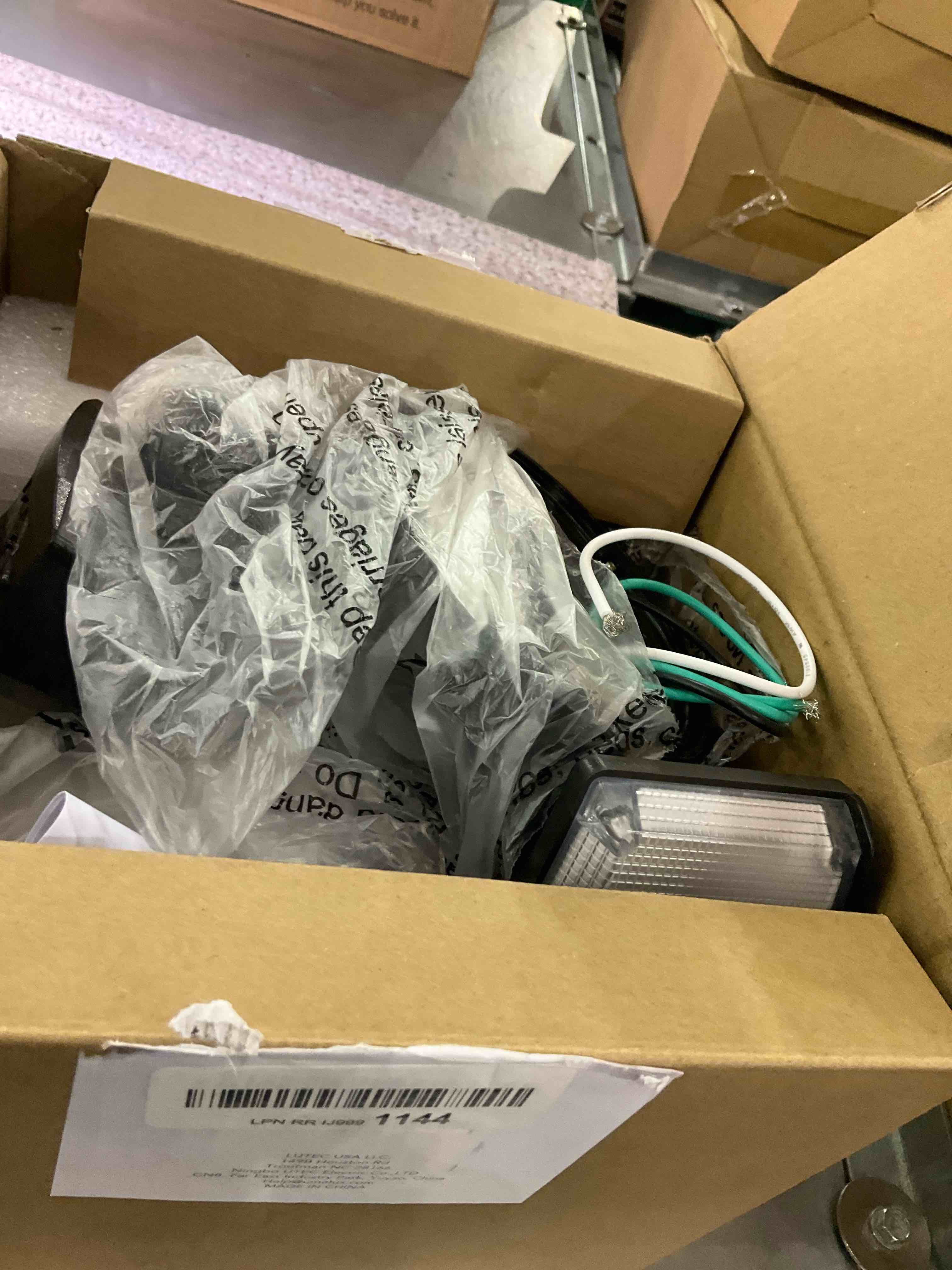 https://s3.amazonaws.com/lotting-images-prod/BargainHunt/EXS01196823_1709316391669.jpeg