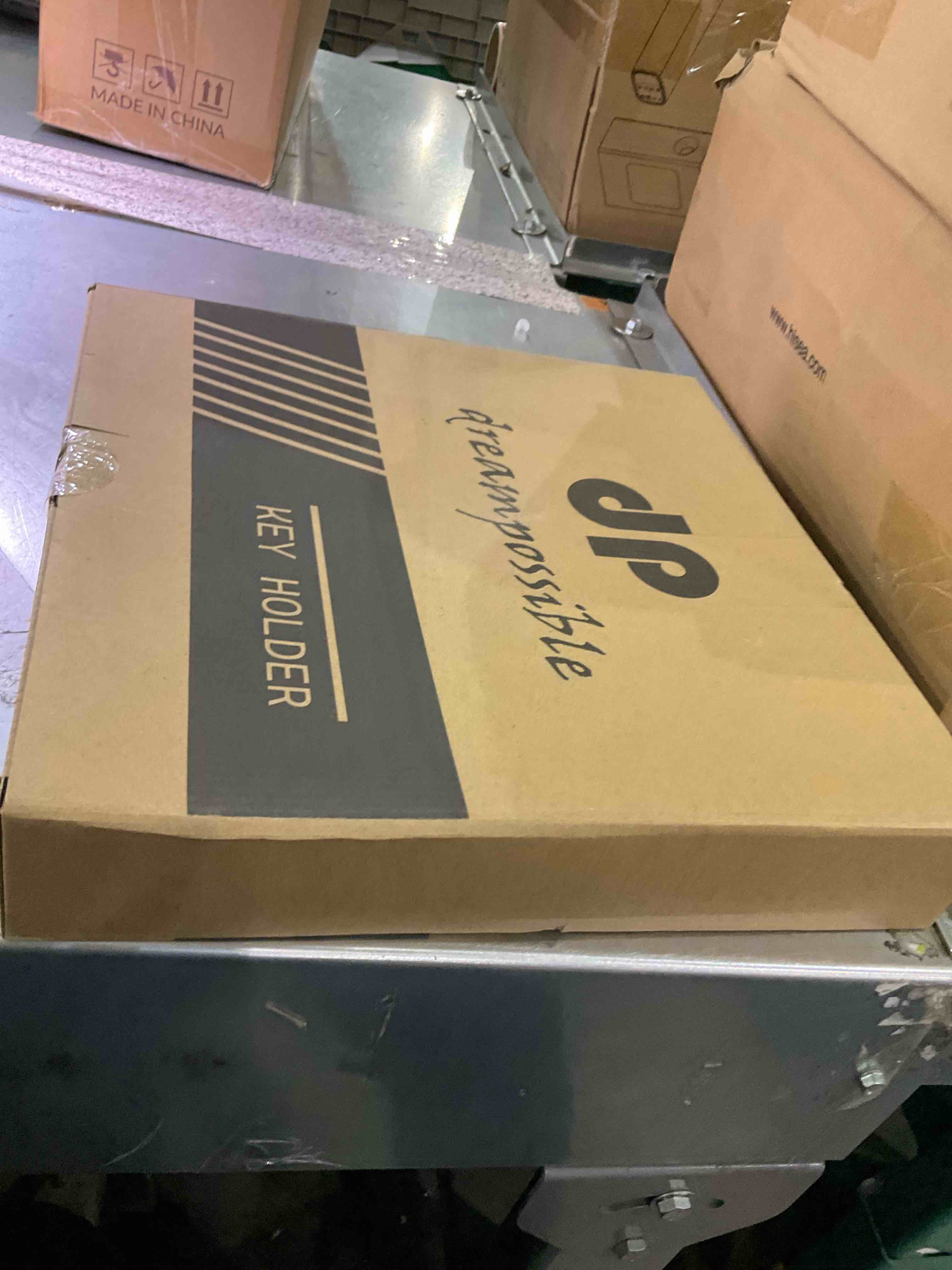 https://s3.amazonaws.com/lotting-images-prod/BargainHunt/EXS01196919_1709560127274.jpeg
