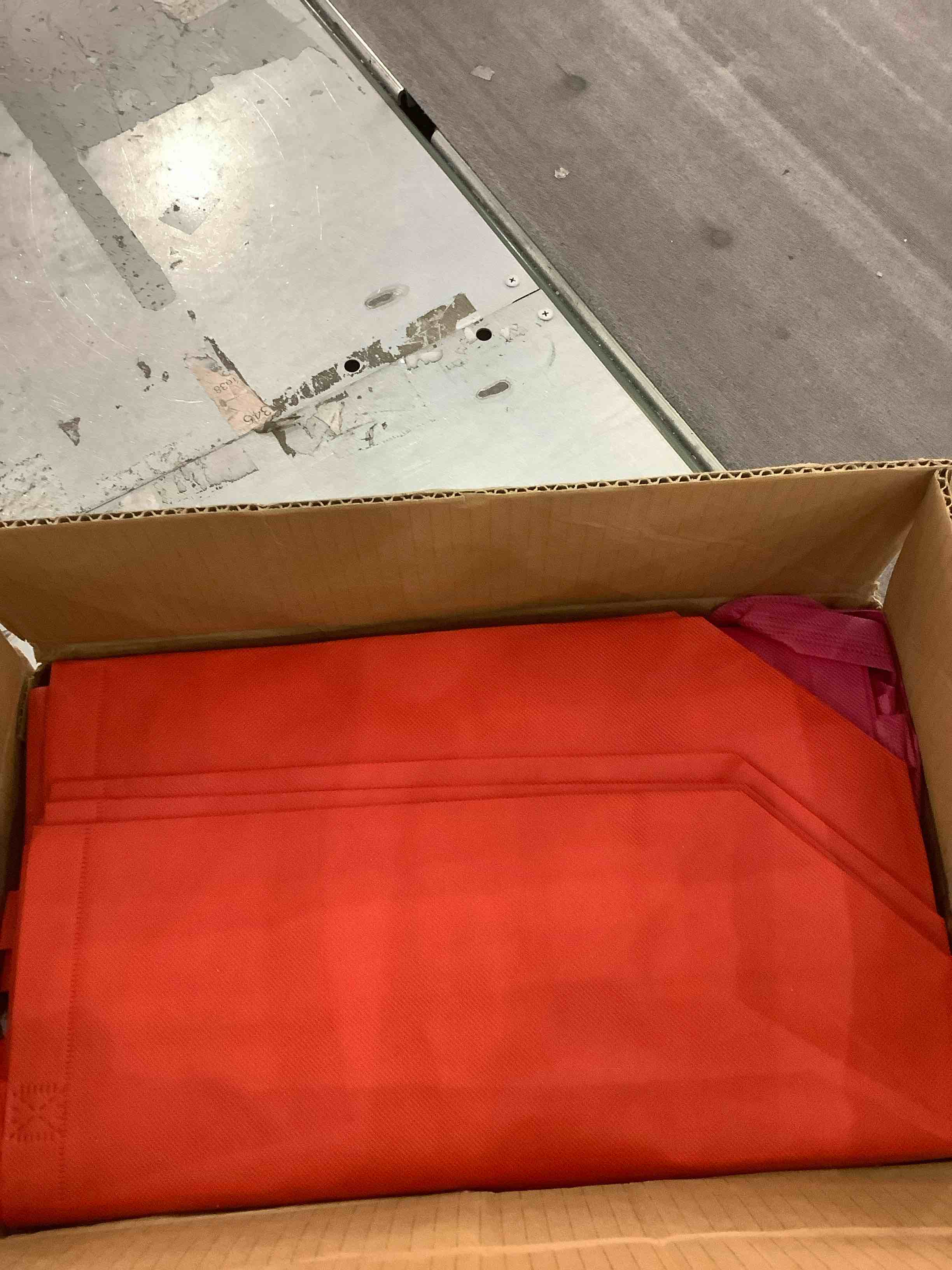 https://s3.amazonaws.com/lotting-images-prod/BargainHunt/EXS01197736_1709321075682.jpeg