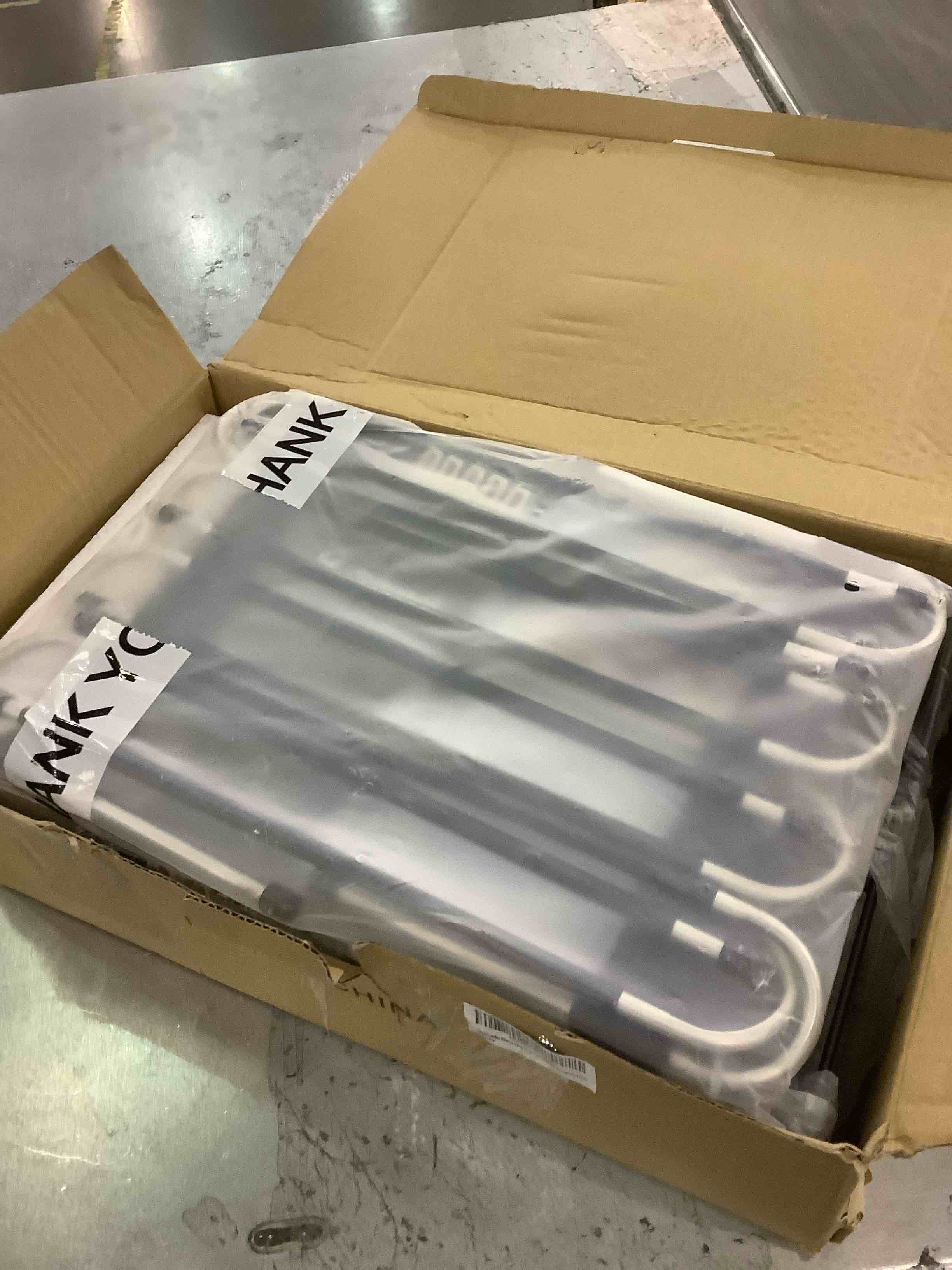 https://s3.amazonaws.com/lotting-images-prod/BargainHunt/EXS01197737_1709321915682.jpeg