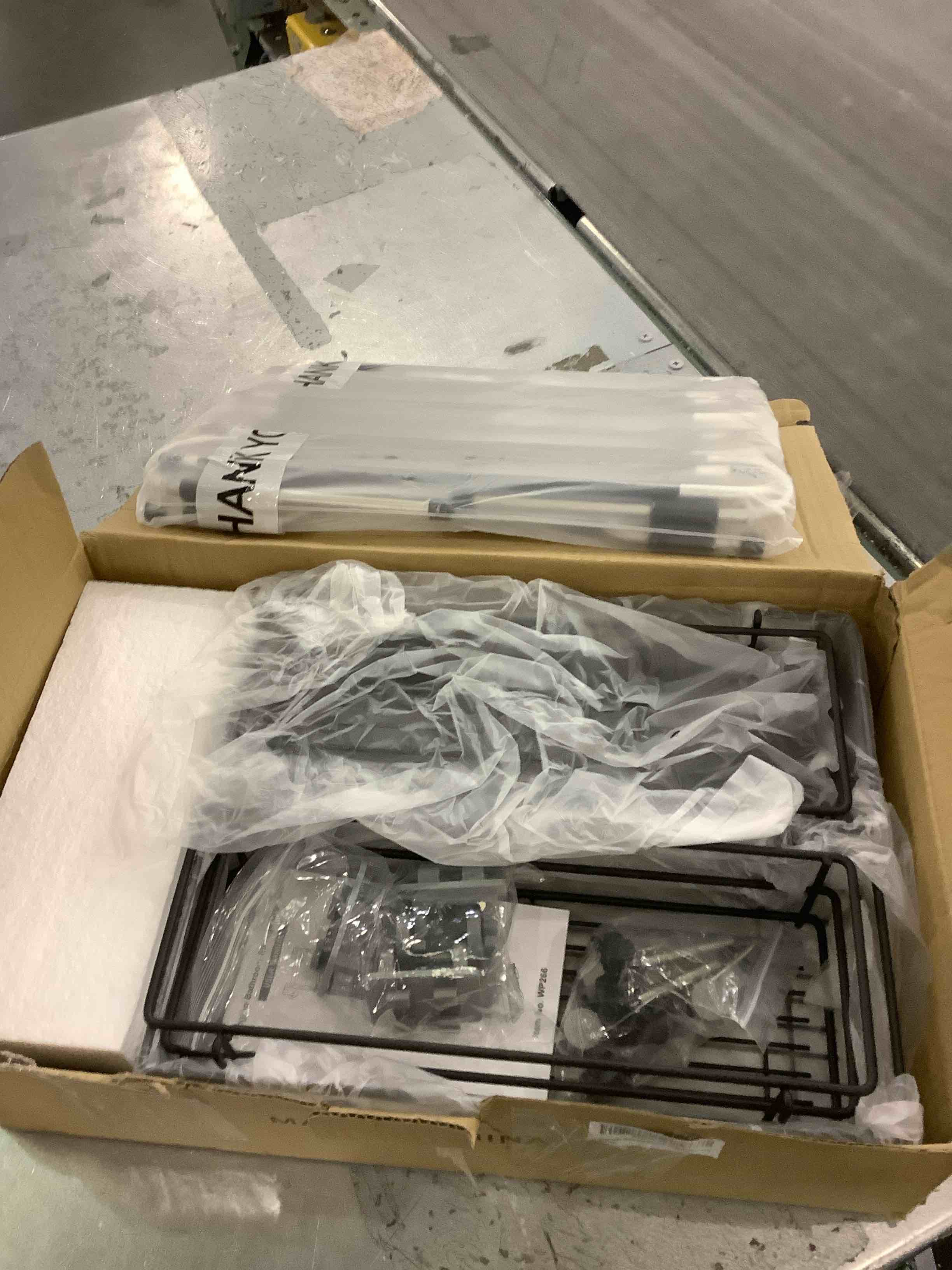 https://s3.amazonaws.com/lotting-images-prod/BargainHunt/EXS01197737_1709321920340.jpeg