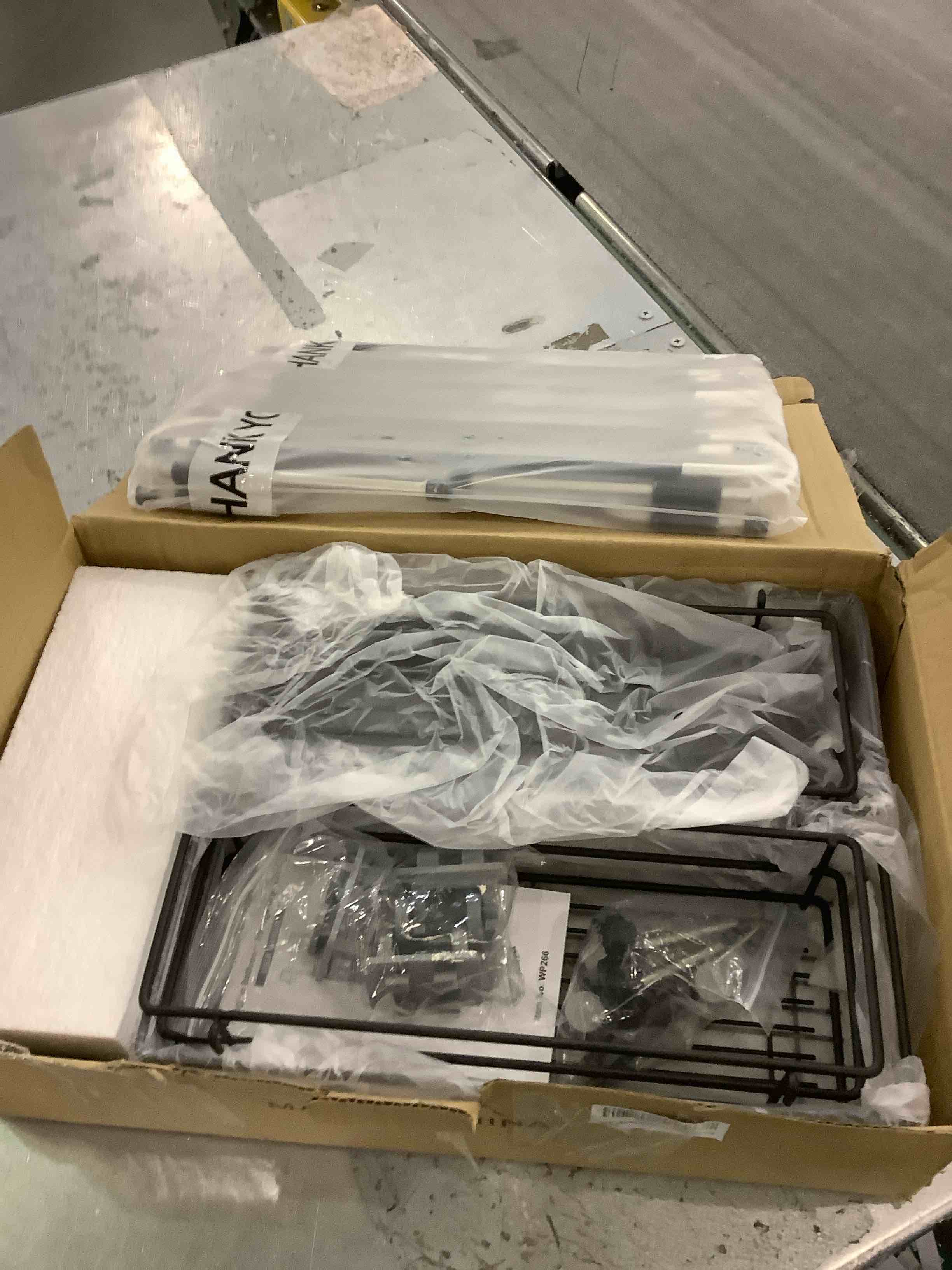 https://s3.amazonaws.com/lotting-images-prod/BargainHunt/EXS01197737_1709321921213.jpeg
