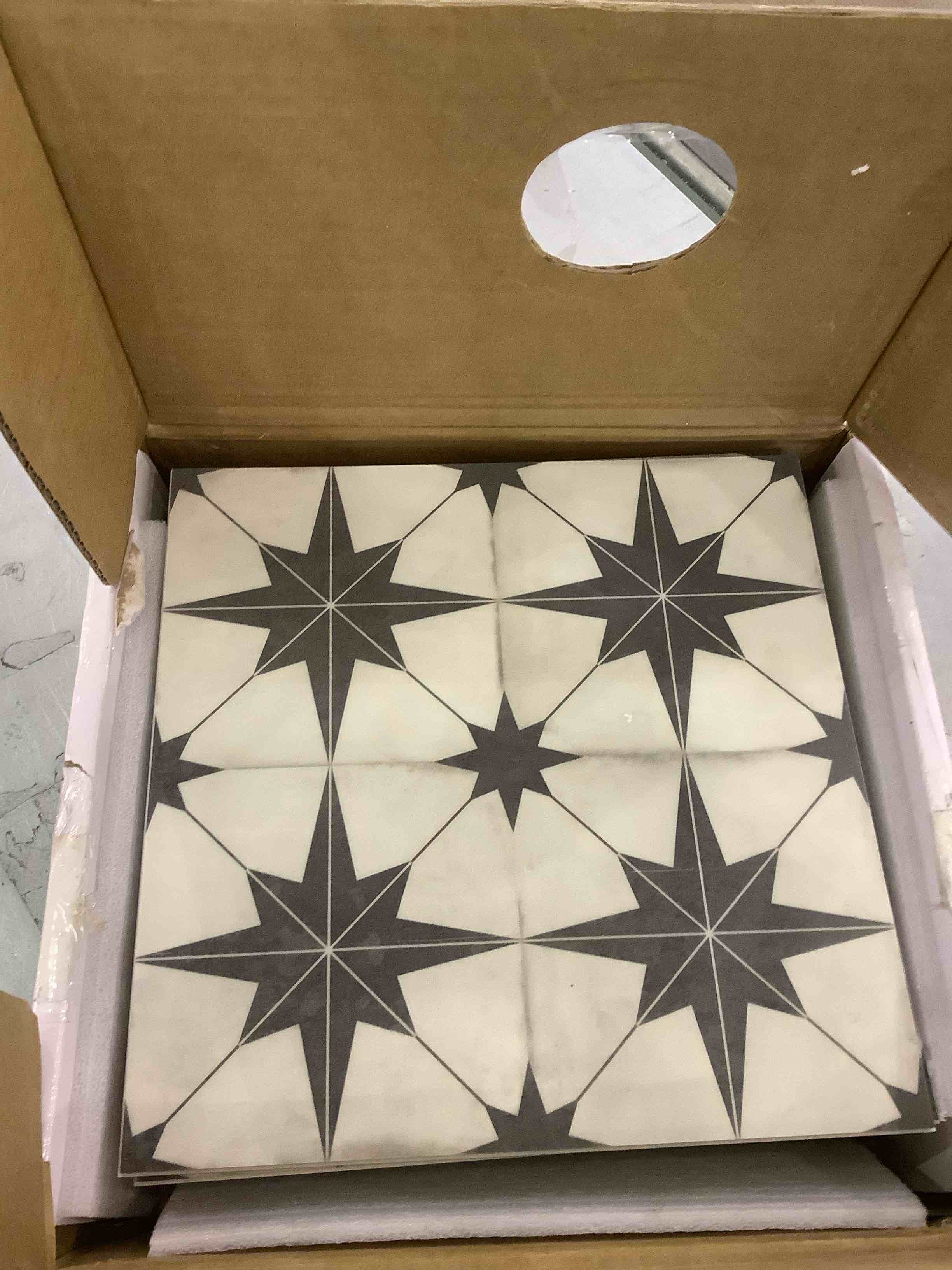 https://s3.amazonaws.com/lotting-images-prod/BargainHunt/EXS01197757_1709323942370.jpeg