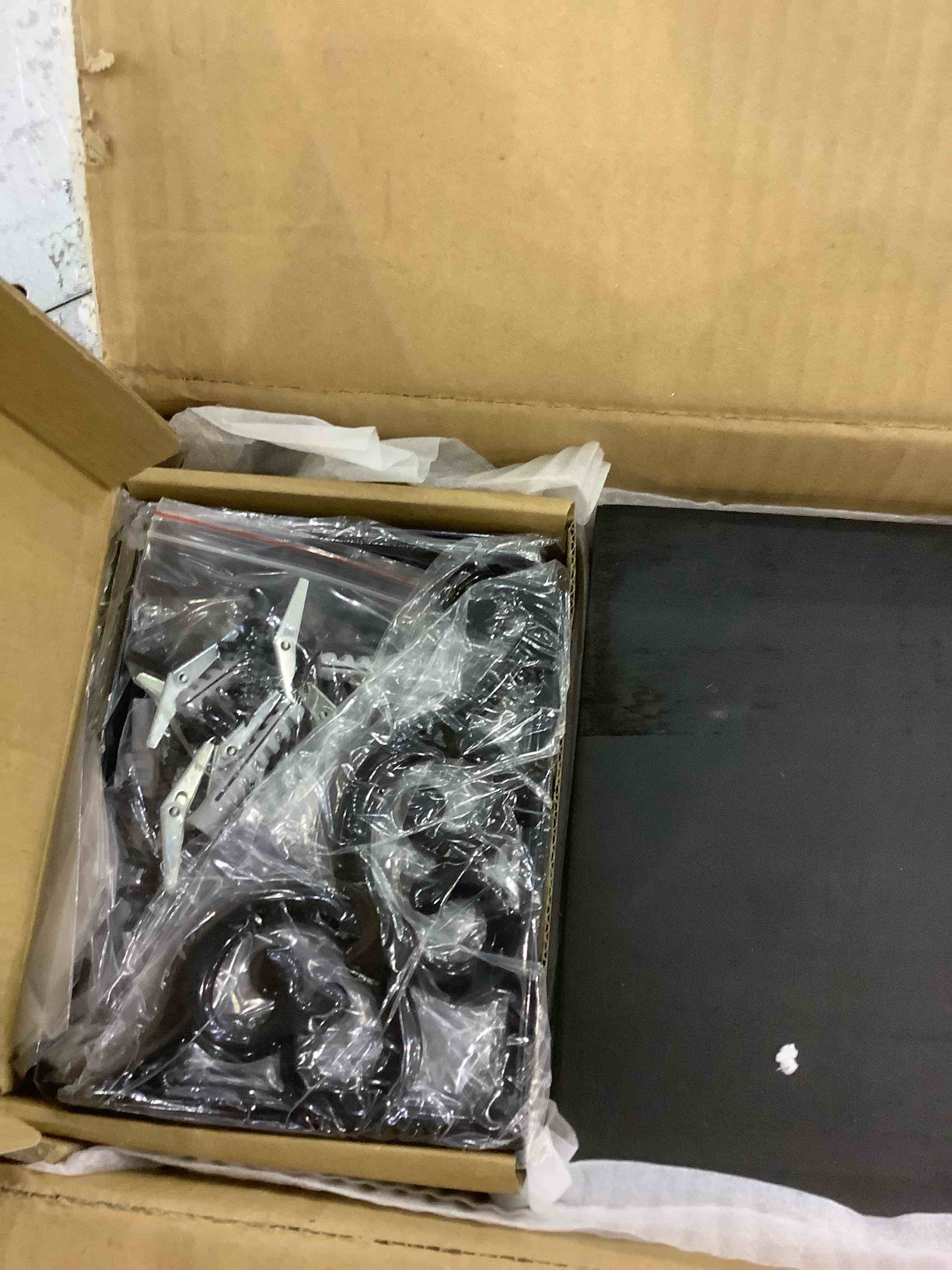 https://s3.amazonaws.com/lotting-images-prod/BargainHunt/EXS01197832_1709649270950.jpeg