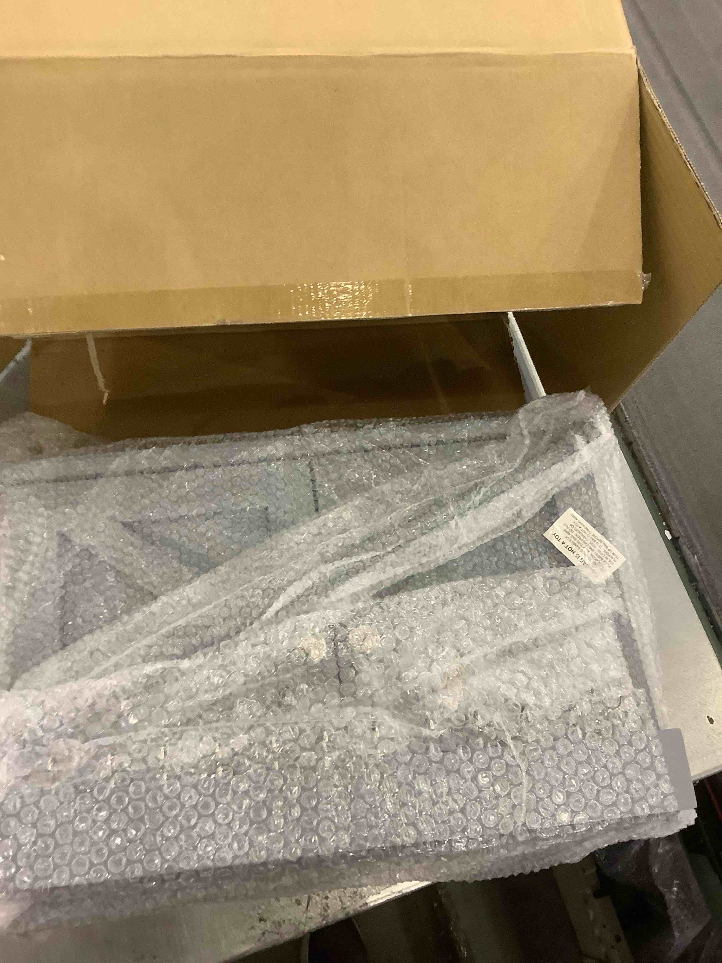 https://s3.amazonaws.com/lotting-images-prod/BargainHunt/EXS01197868_1709655101120.jpeg