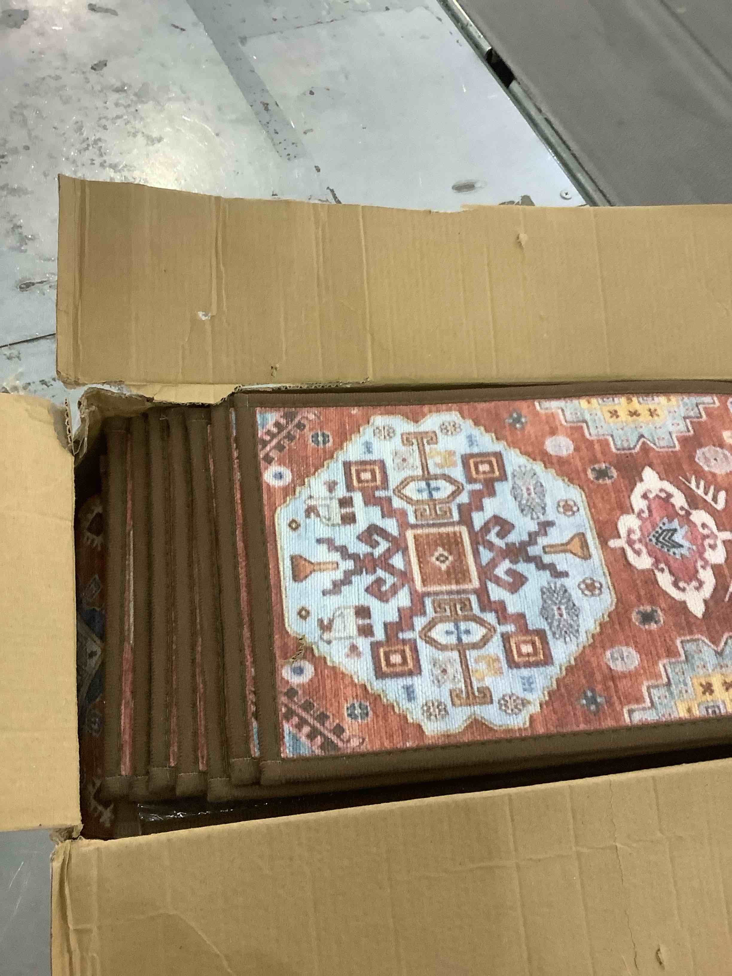 https://s3.amazonaws.com/lotting-images-prod/BargainHunt/EXS01197884_1709656128681.jpeg