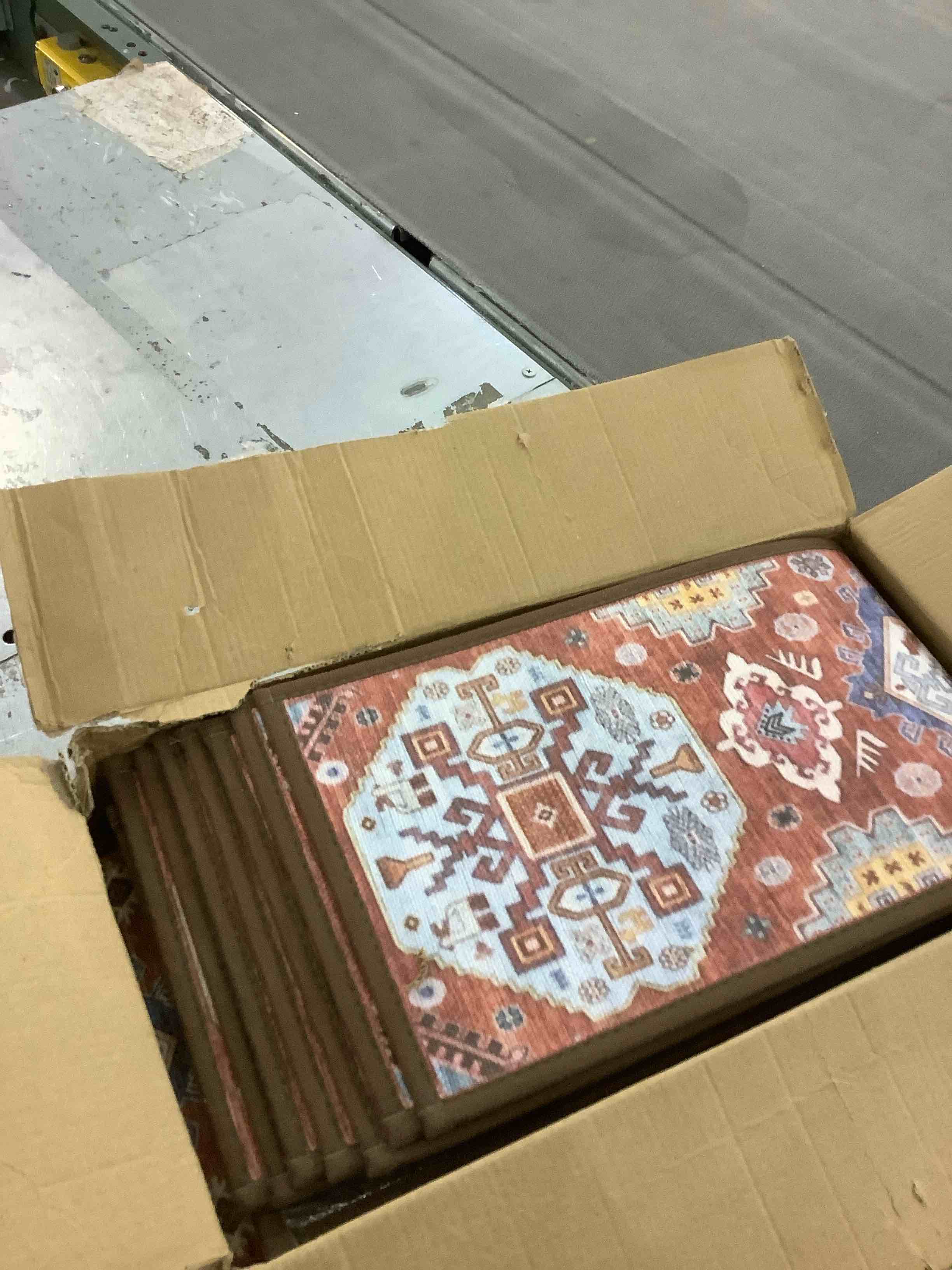 https://s3.amazonaws.com/lotting-images-prod/BargainHunt/EXS01197884_1709656130931.jpeg