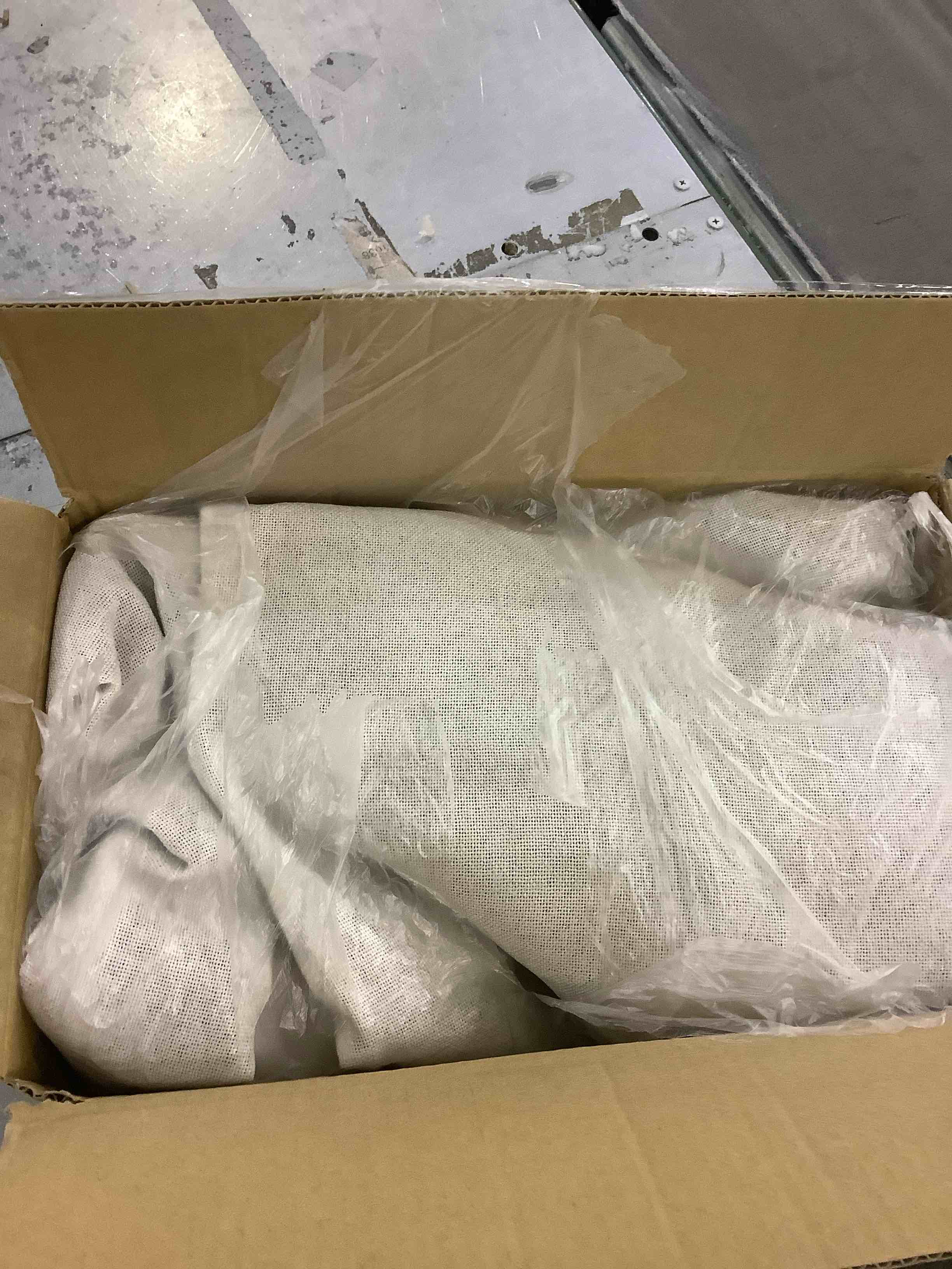 https://s3.amazonaws.com/lotting-images-prod/BargainHunt/EXS01197991_1709668099141.jpeg