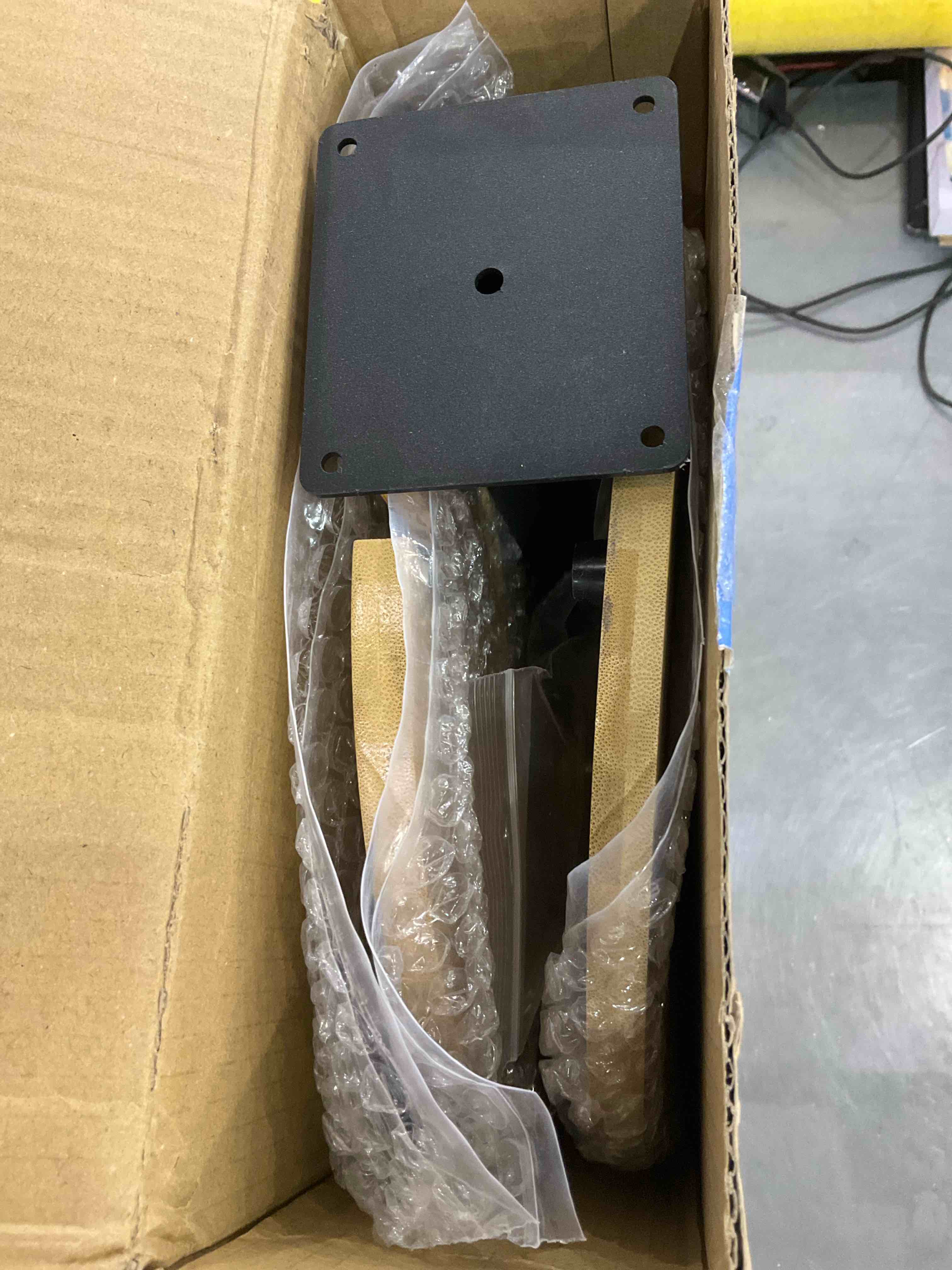 https://s3.amazonaws.com/lotting-images-prod/BargainHunt/EXS01198237_1709303545683.jpeg