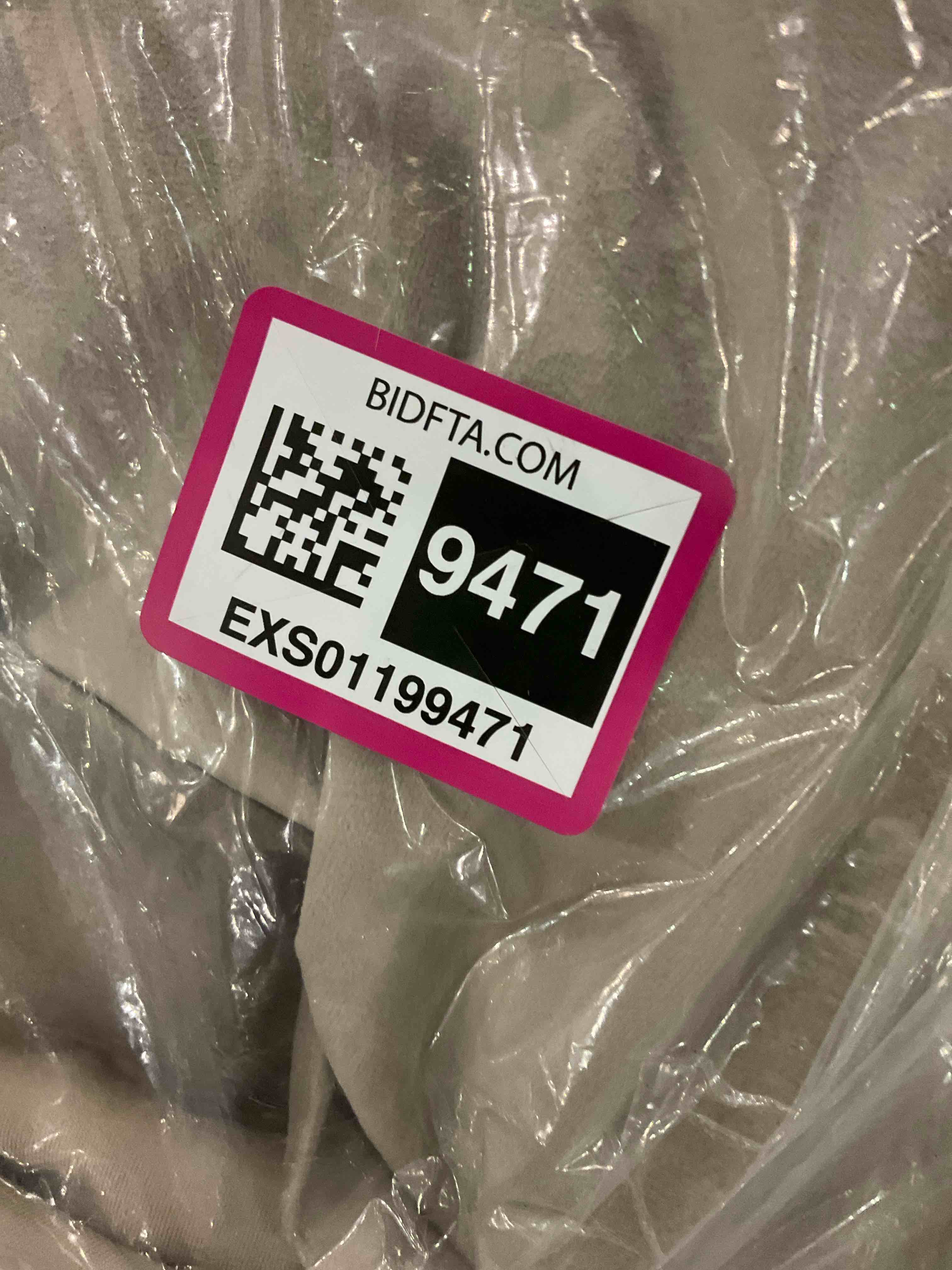 https://s3.amazonaws.com/lotting-images-prod/BargainHunt/EXS01199471_1709558786589.jpeg