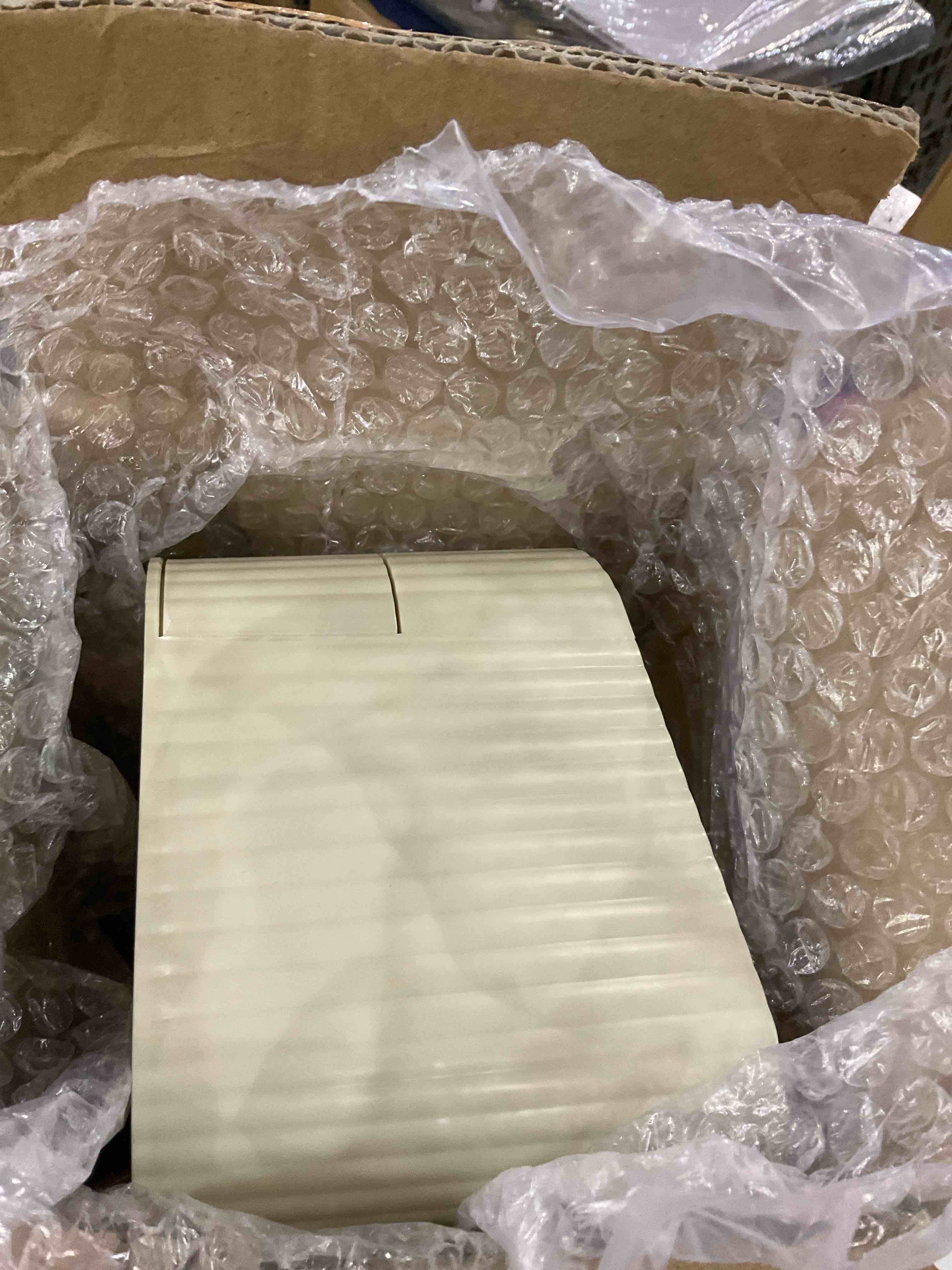 https://s3.amazonaws.com/lotting-images-prod/BargainHunt/EXS01202298_1712834955101.jpeg