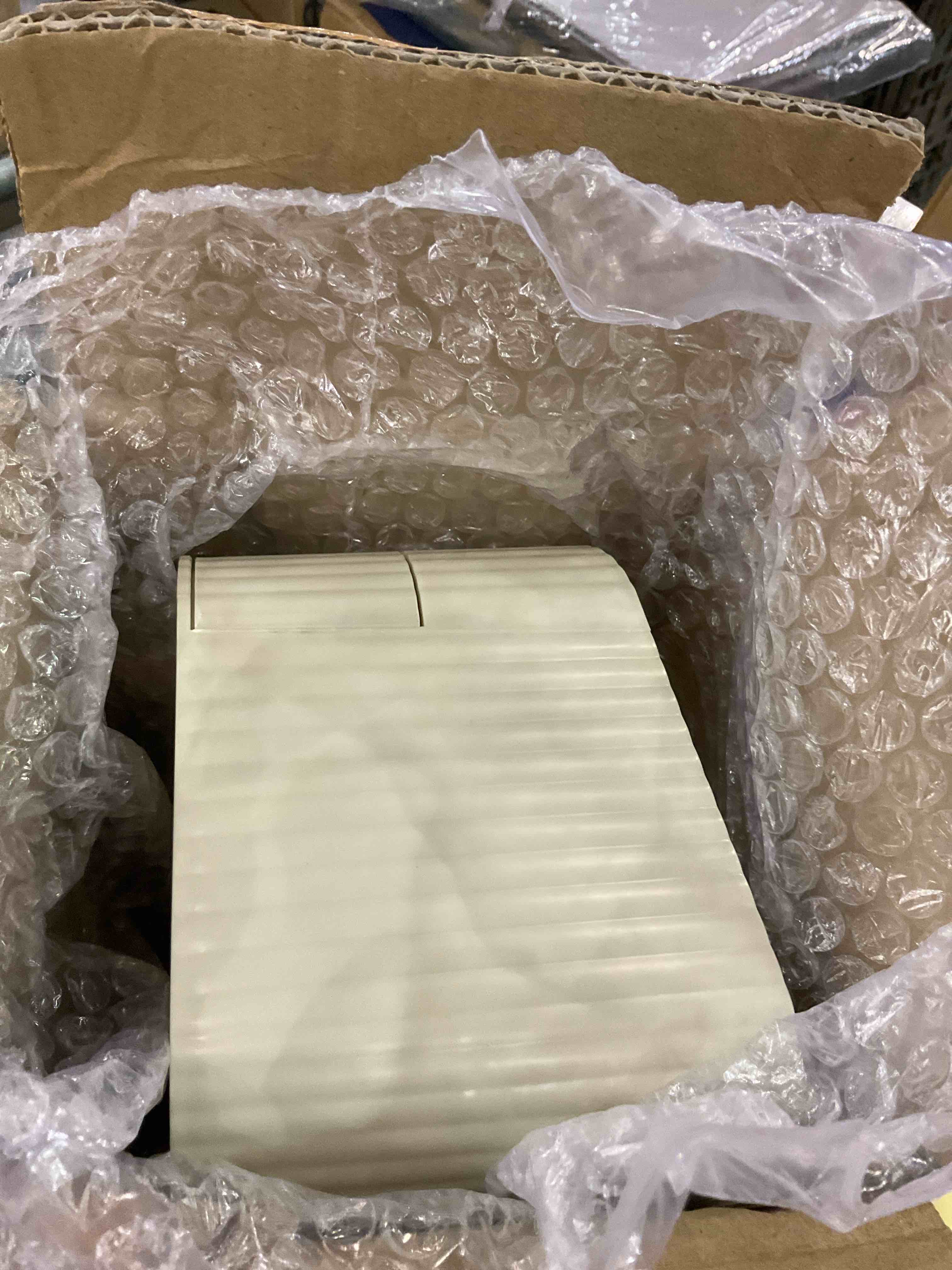 https://s3.amazonaws.com/lotting-images-prod/BargainHunt/EXS01202298_1712834956059.jpeg