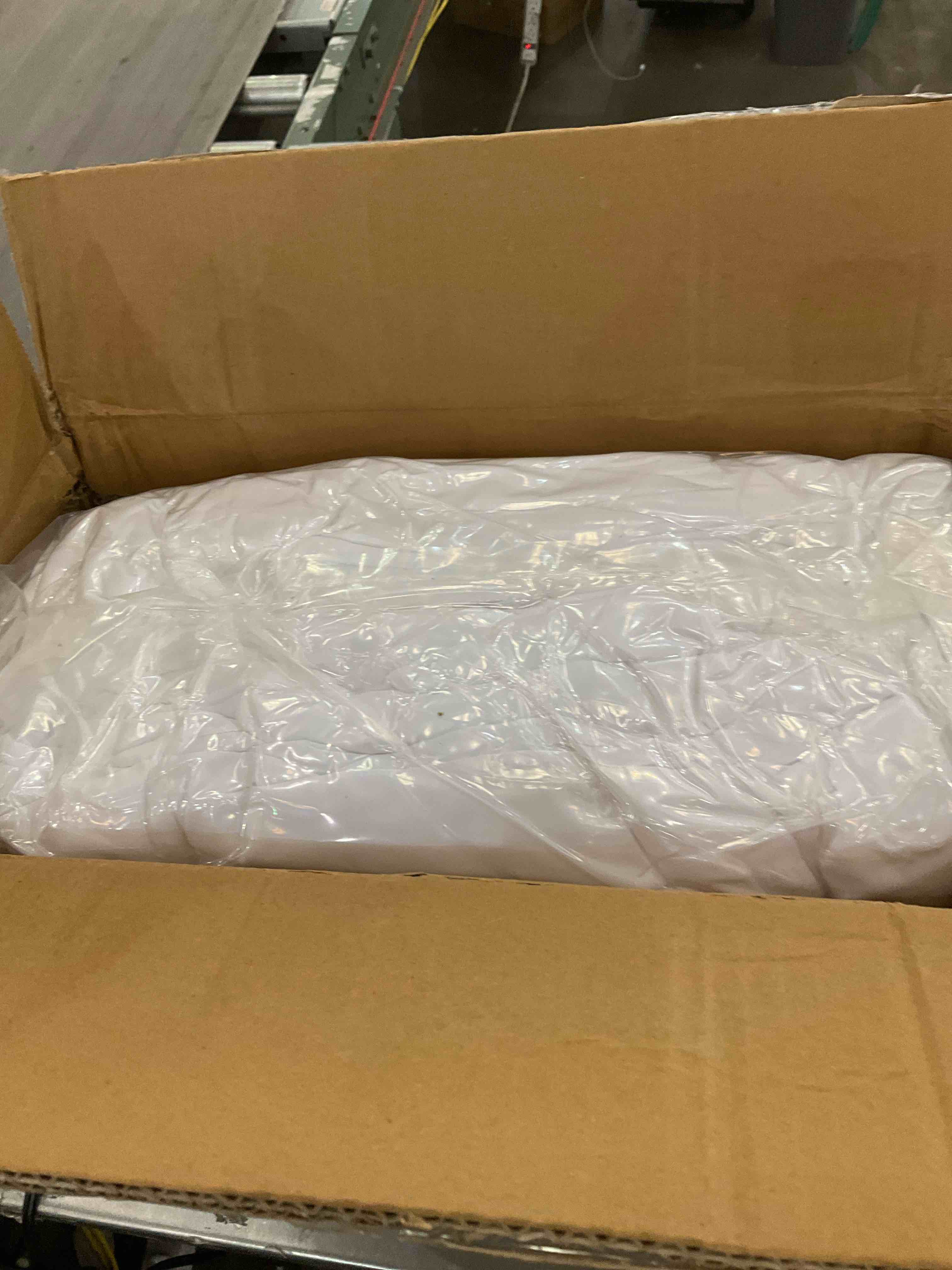 https://s3.amazonaws.com/lotting-images-prod/BargainHunt/EXS01203385_1714417688475.jpeg