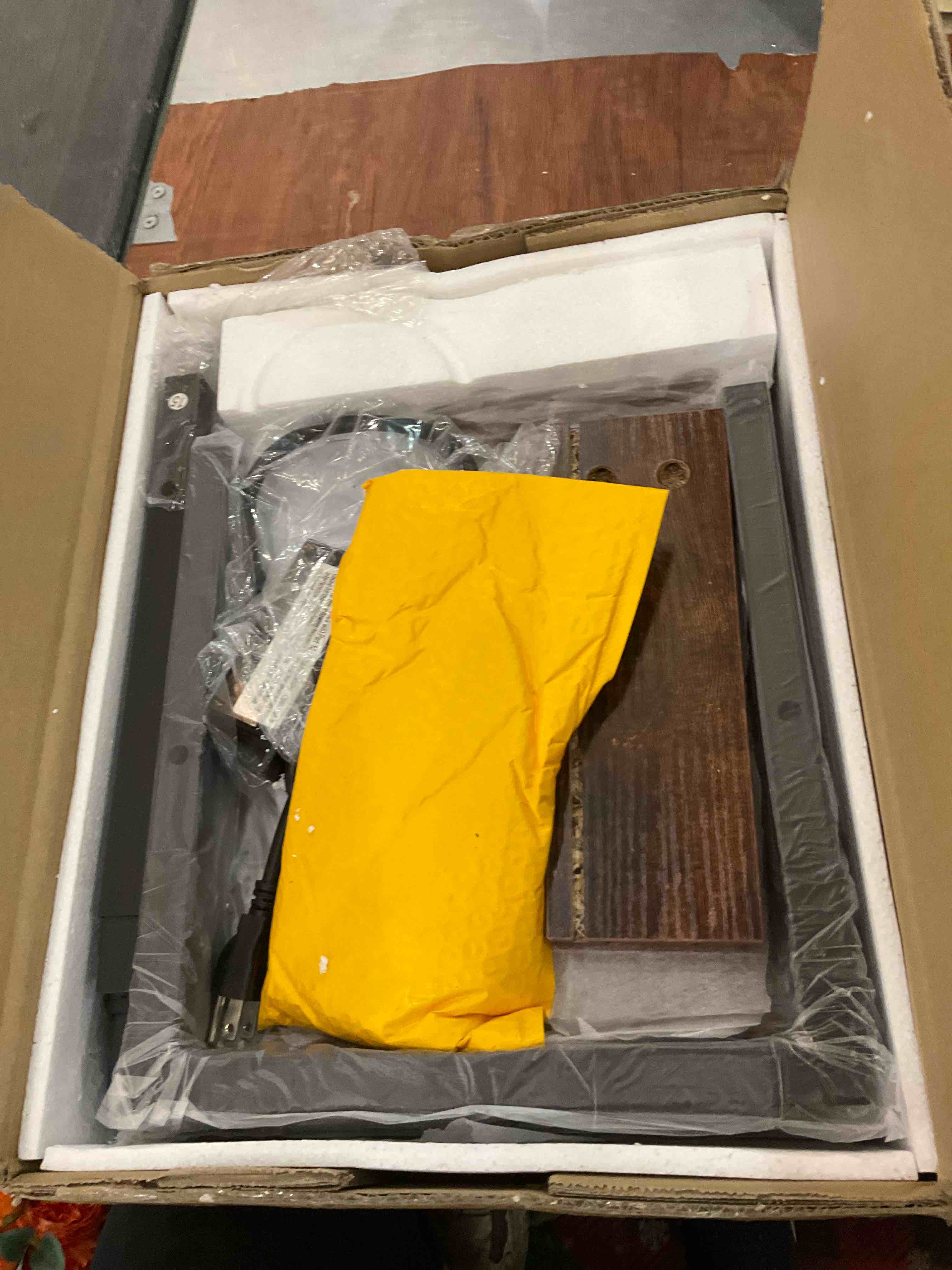 https://s3.amazonaws.com/lotting-images-prod/BargainHunt/EXS01205197_1712947004752.jpeg