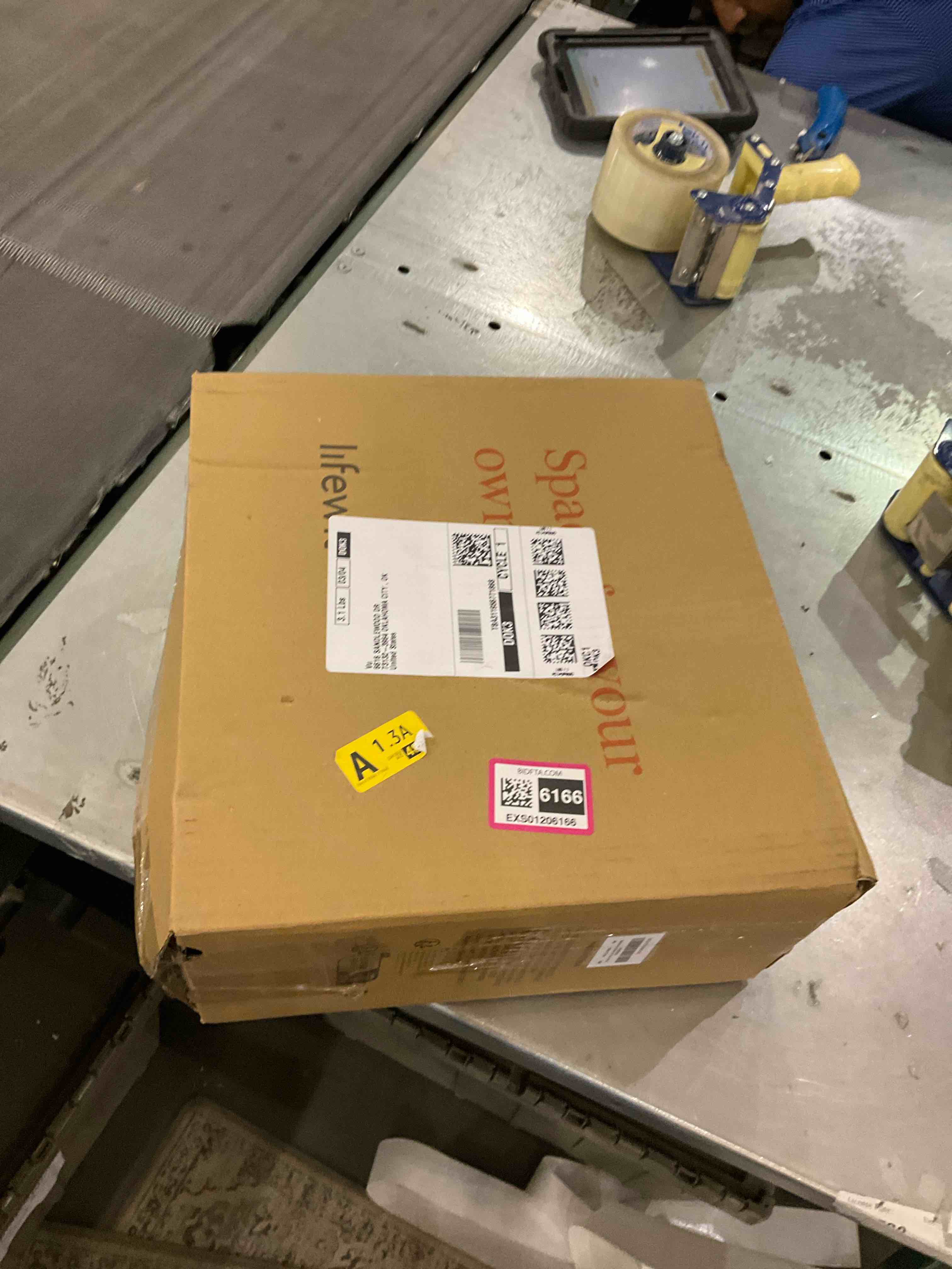 https://s3.amazonaws.com/lotting-images-prod/BargainHunt/EXS01206166_1713372832752.jpeg