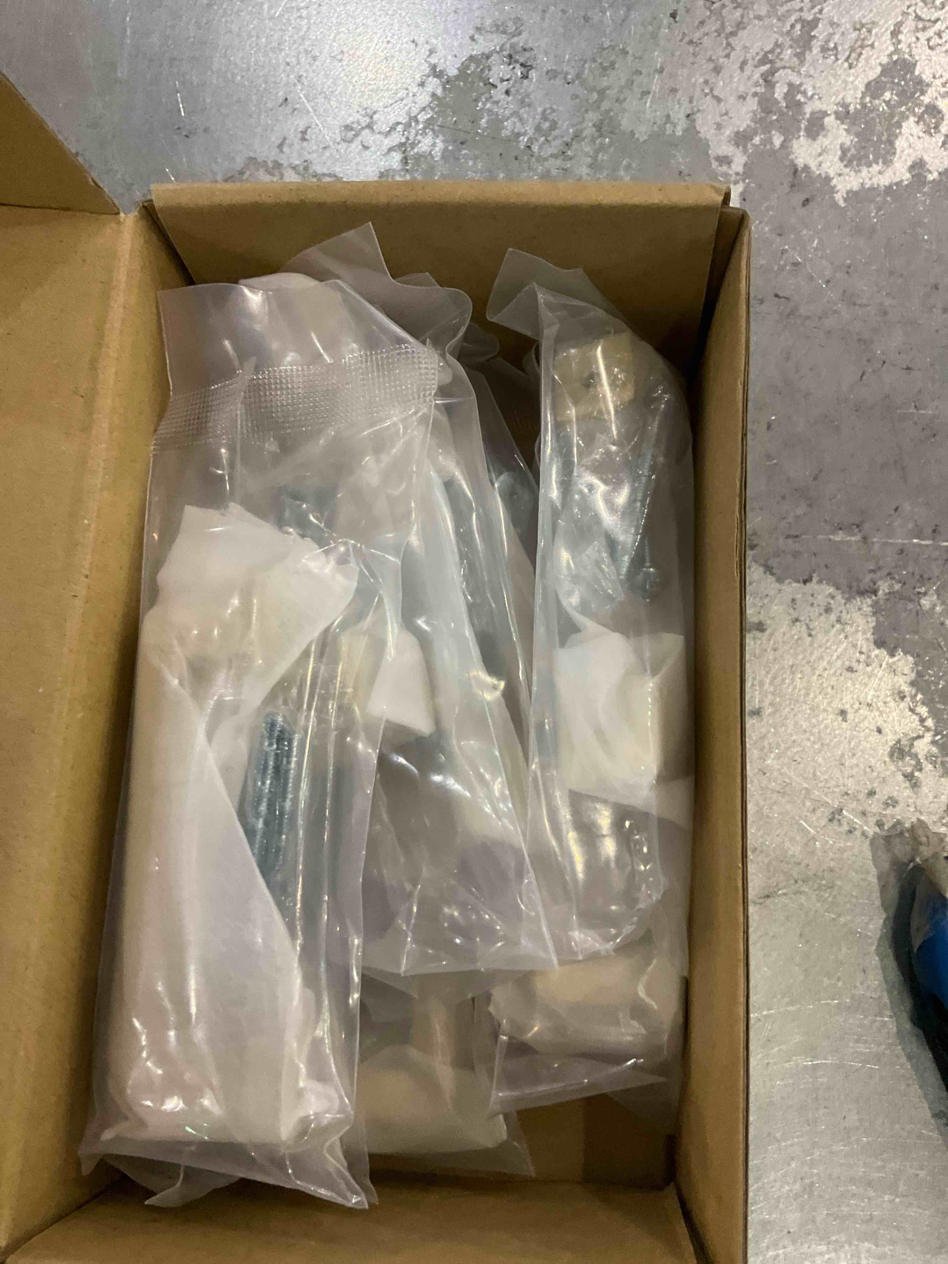 https://s3.amazonaws.com/lotting-images-prod/BargainHunt/EXS01206915_1713361439653.jpeg