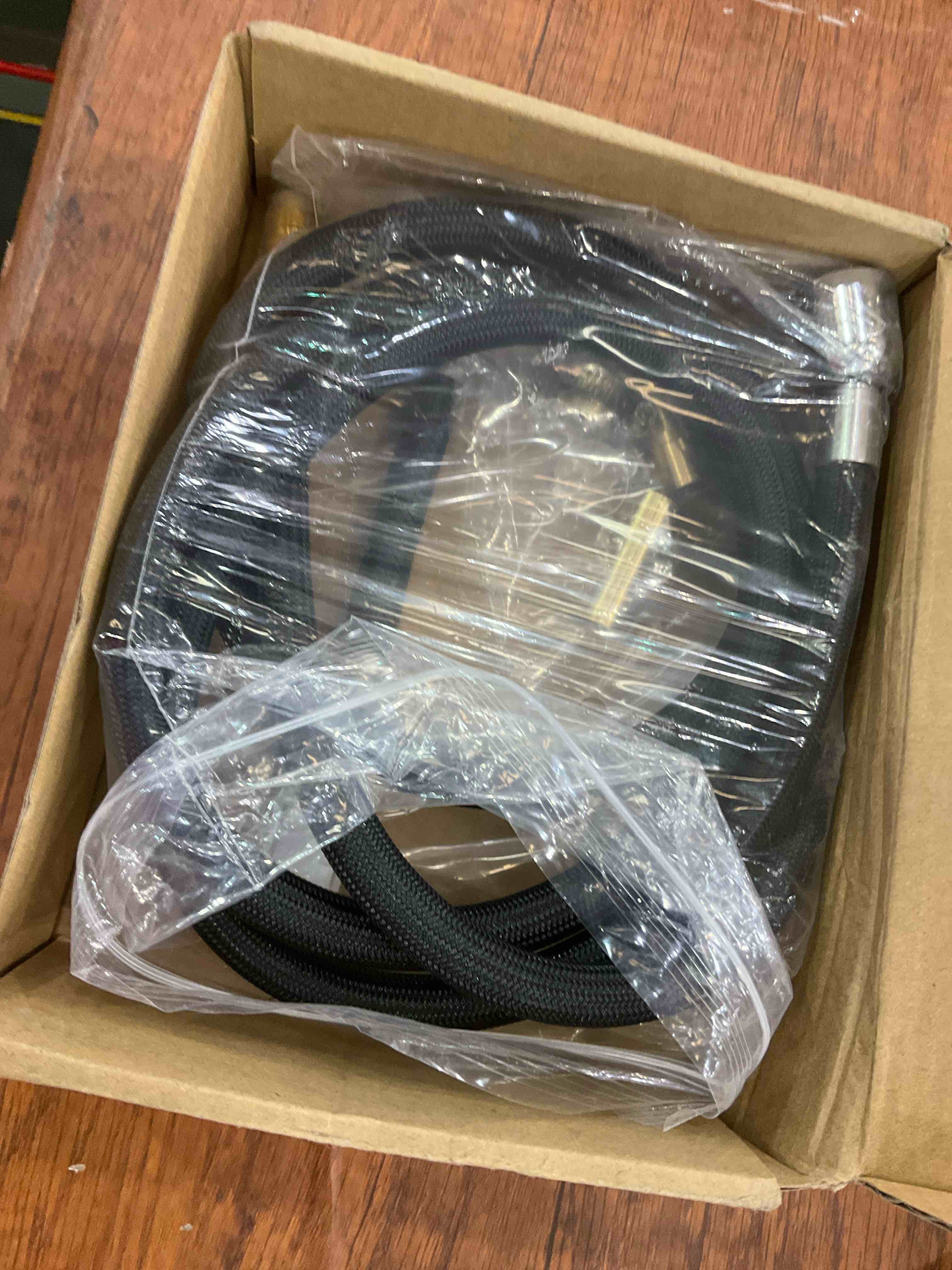 https://s3.amazonaws.com/lotting-images-prod/BargainHunt/EXS01207753_1712770352142.jpeg