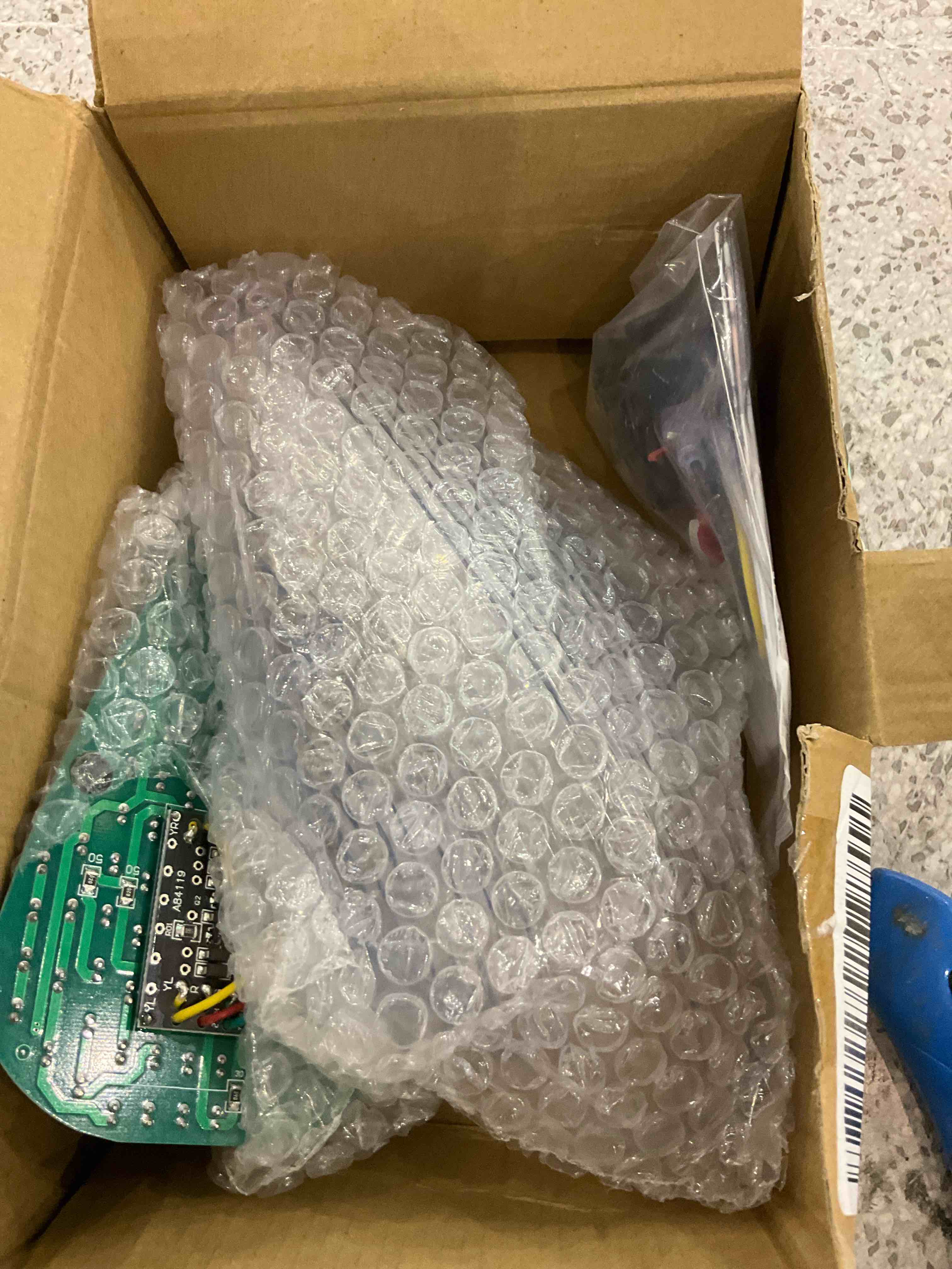 https://s3.amazonaws.com/lotting-images-prod/BargainHunt/EXS01208398_1715345658075.jpeg
