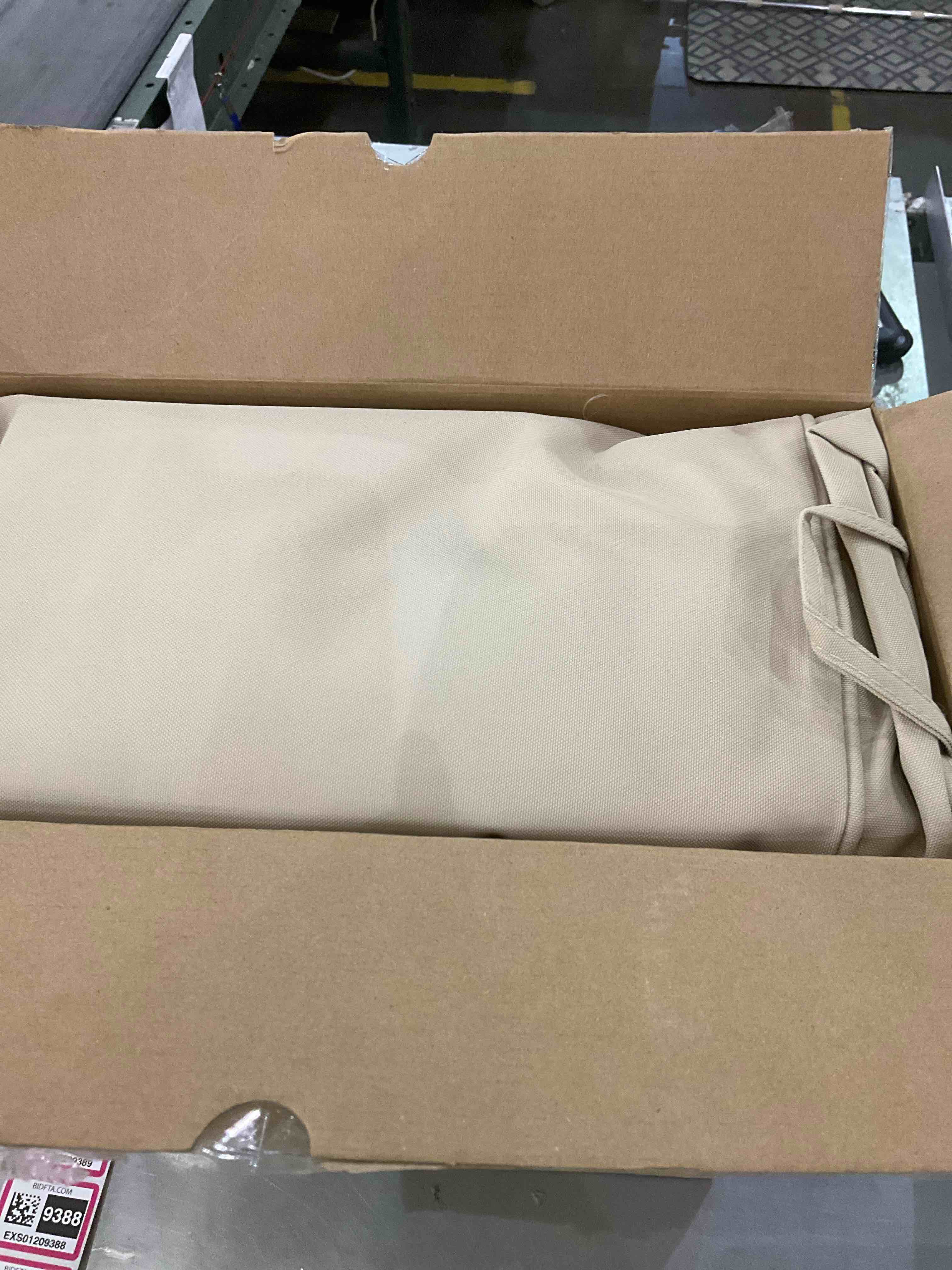 https://s3.amazonaws.com/lotting-images-prod/BargainHunt/EXS01209386_1716209190793.jpeg