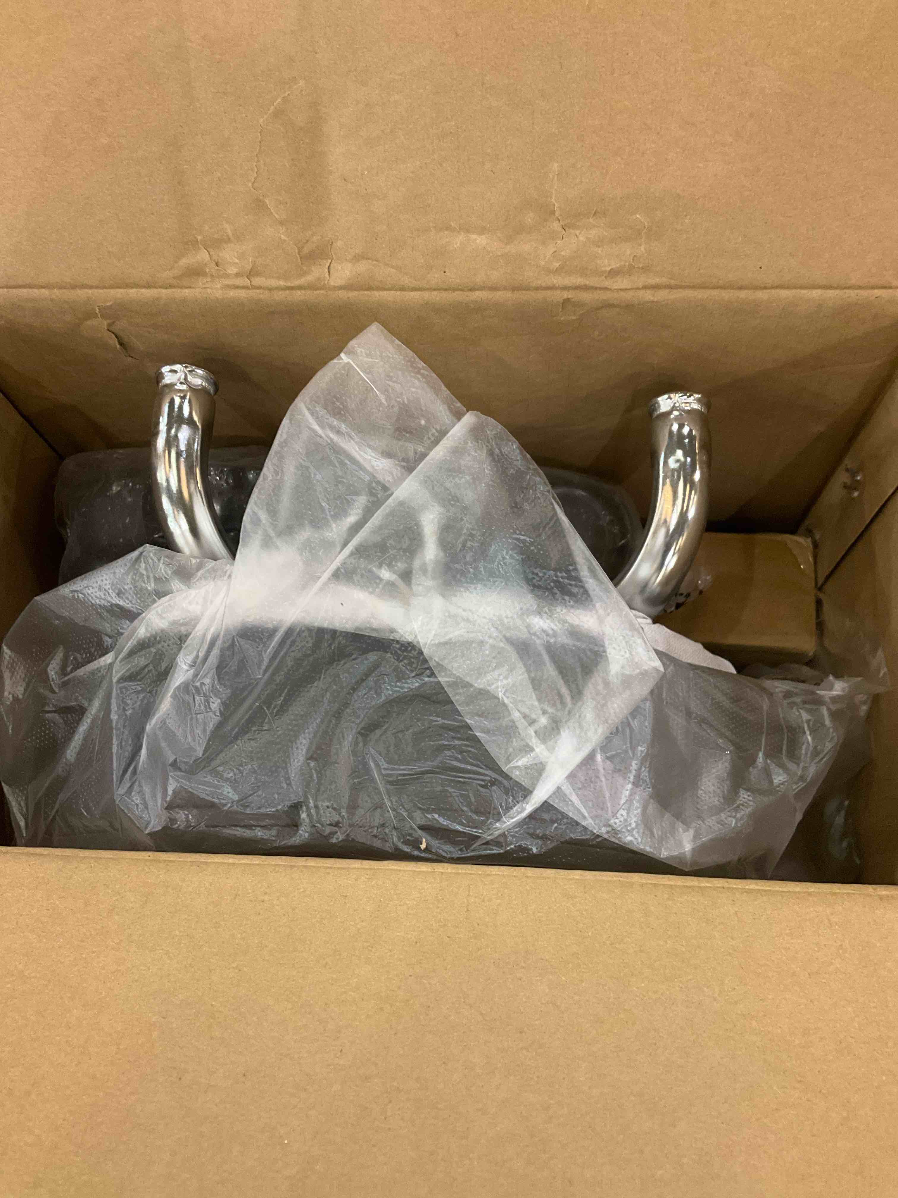 https://s3.amazonaws.com/lotting-images-prod/BargainHunt/EXS01209392_1716211416733.jpeg