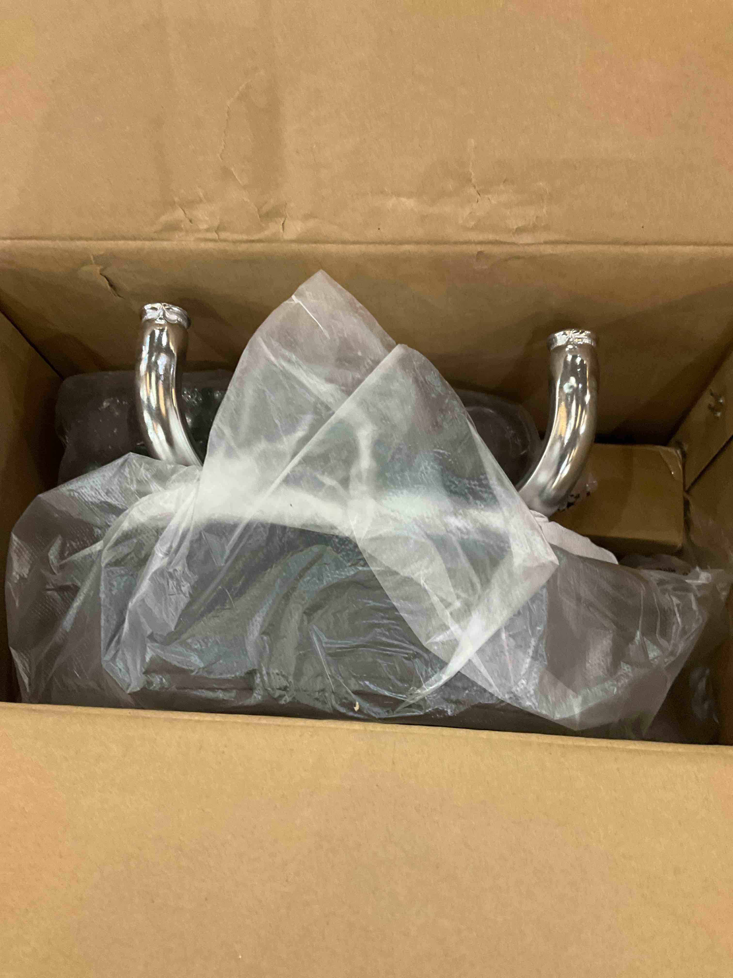 https://s3.amazonaws.com/lotting-images-prod/BargainHunt/EXS01209392_1716211417751.jpeg