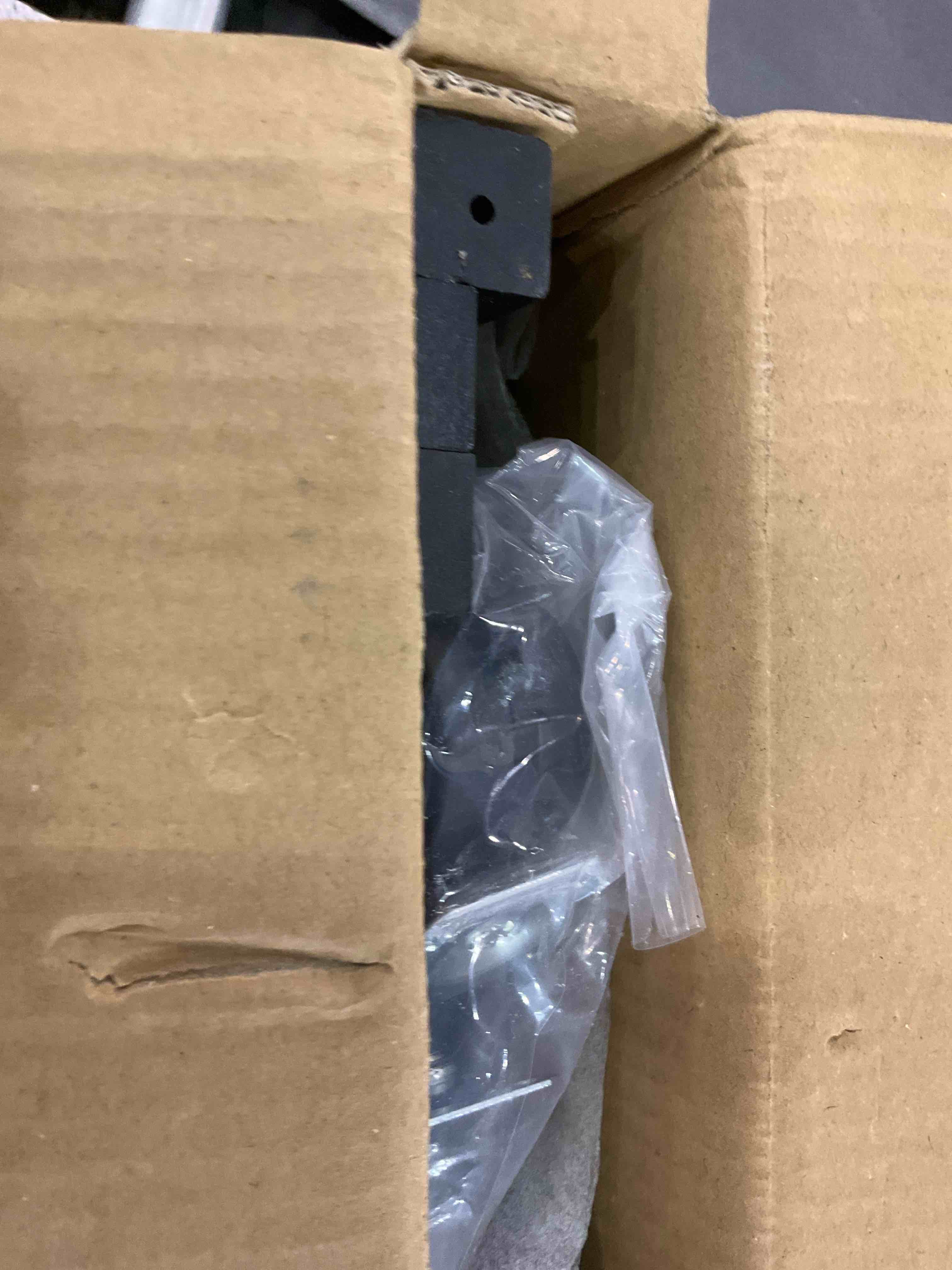 https://s3.amazonaws.com/lotting-images-prod/BargainHunt/EXS01211049_1710417631986.jpeg