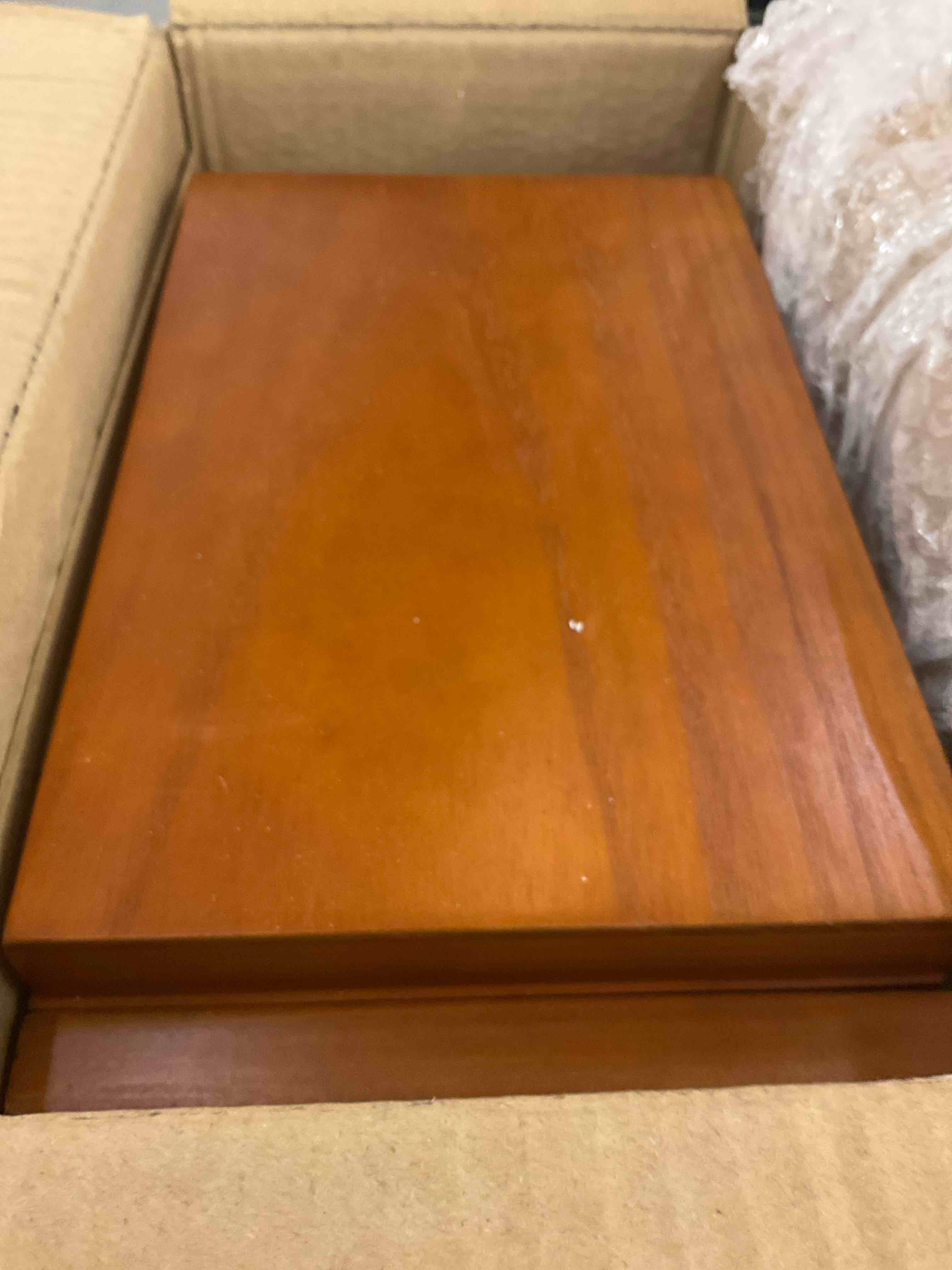 https://s3.amazonaws.com/lotting-images-prod/BargainHunt/EXS01211548_1710436532653.jpeg