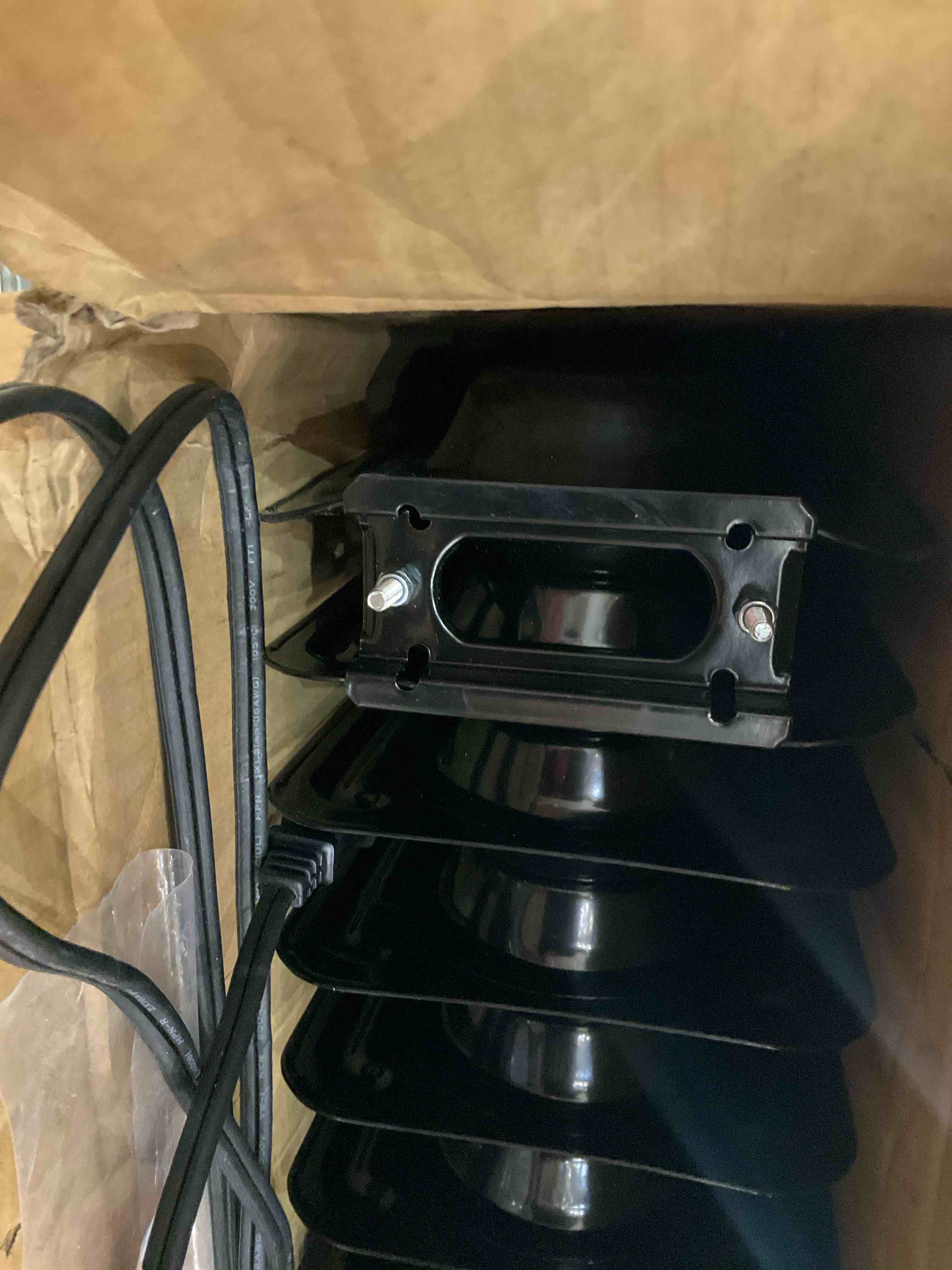 https://s3.amazonaws.com/lotting-images-prod/BargainHunt/EXS01214502_1710960227782.jpeg
