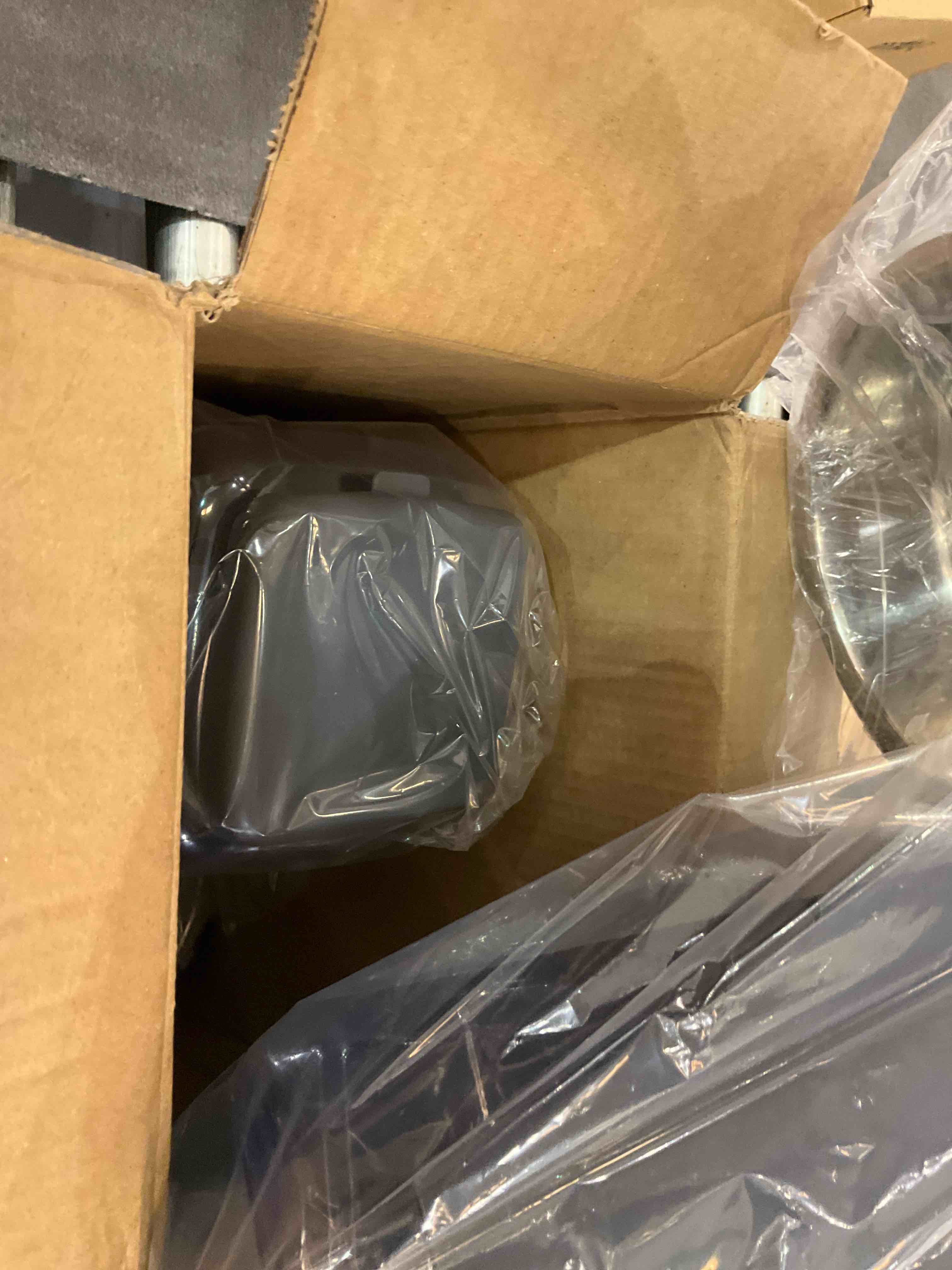 https://s3.amazonaws.com/lotting-images-prod/BargainHunt/EXS01214607_1711041166253.jpeg