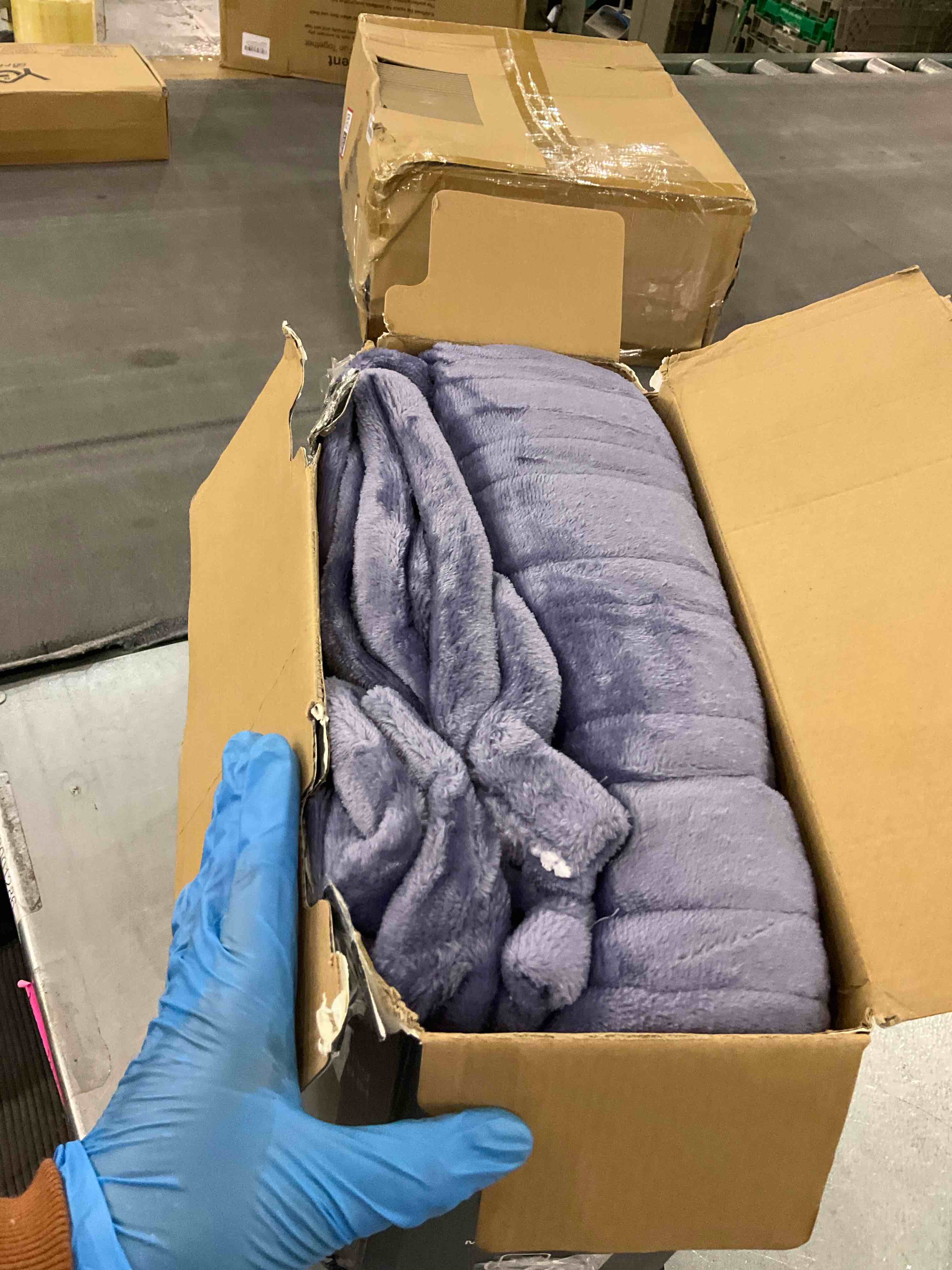 https://s3.amazonaws.com/lotting-images-prod/BargainHunt/EXS01215090_1710851565297.jpeg