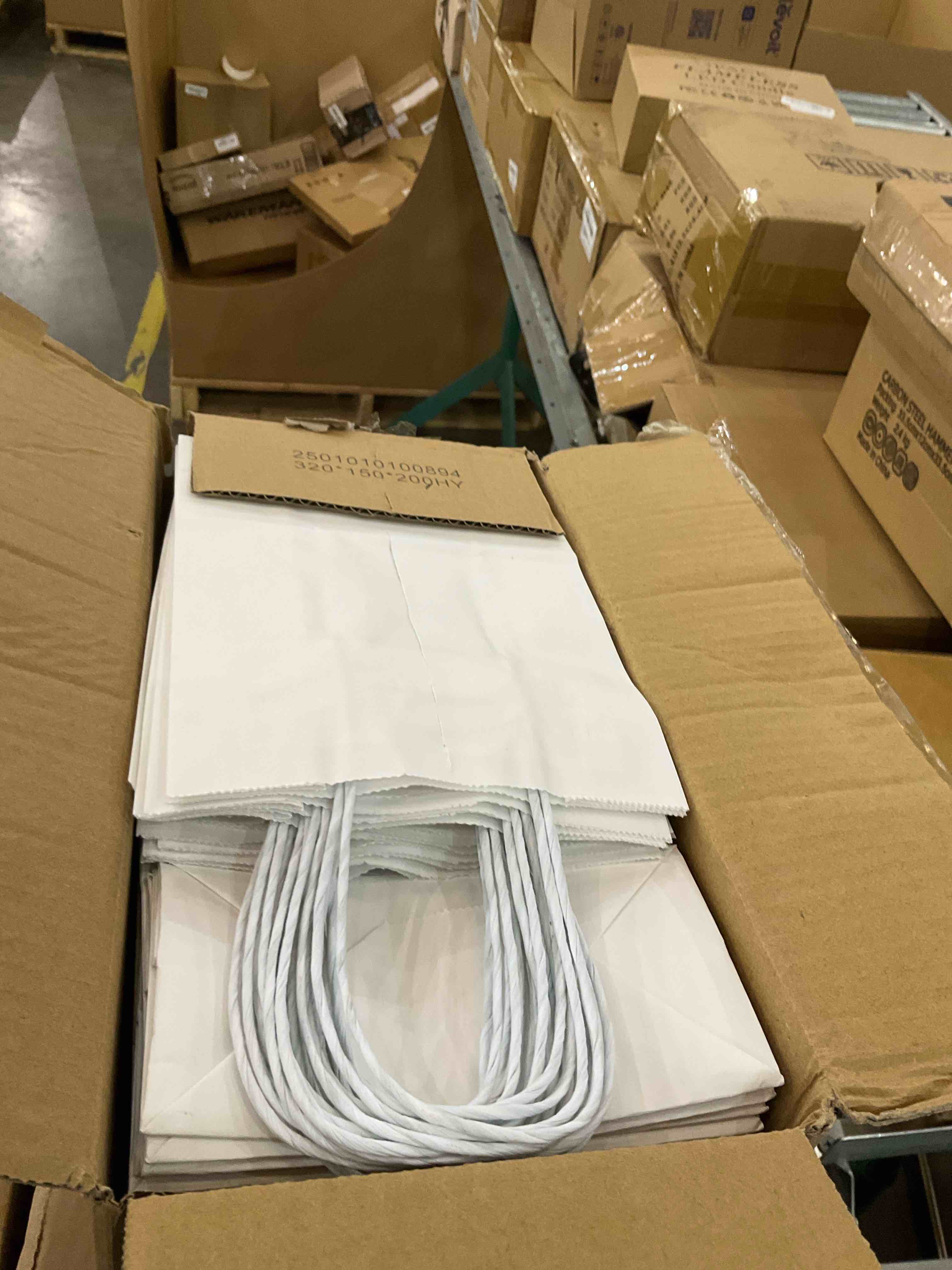 https://s3.amazonaws.com/lotting-images-prod/BargainHunt/EXS01216048_1710436910650.jpeg