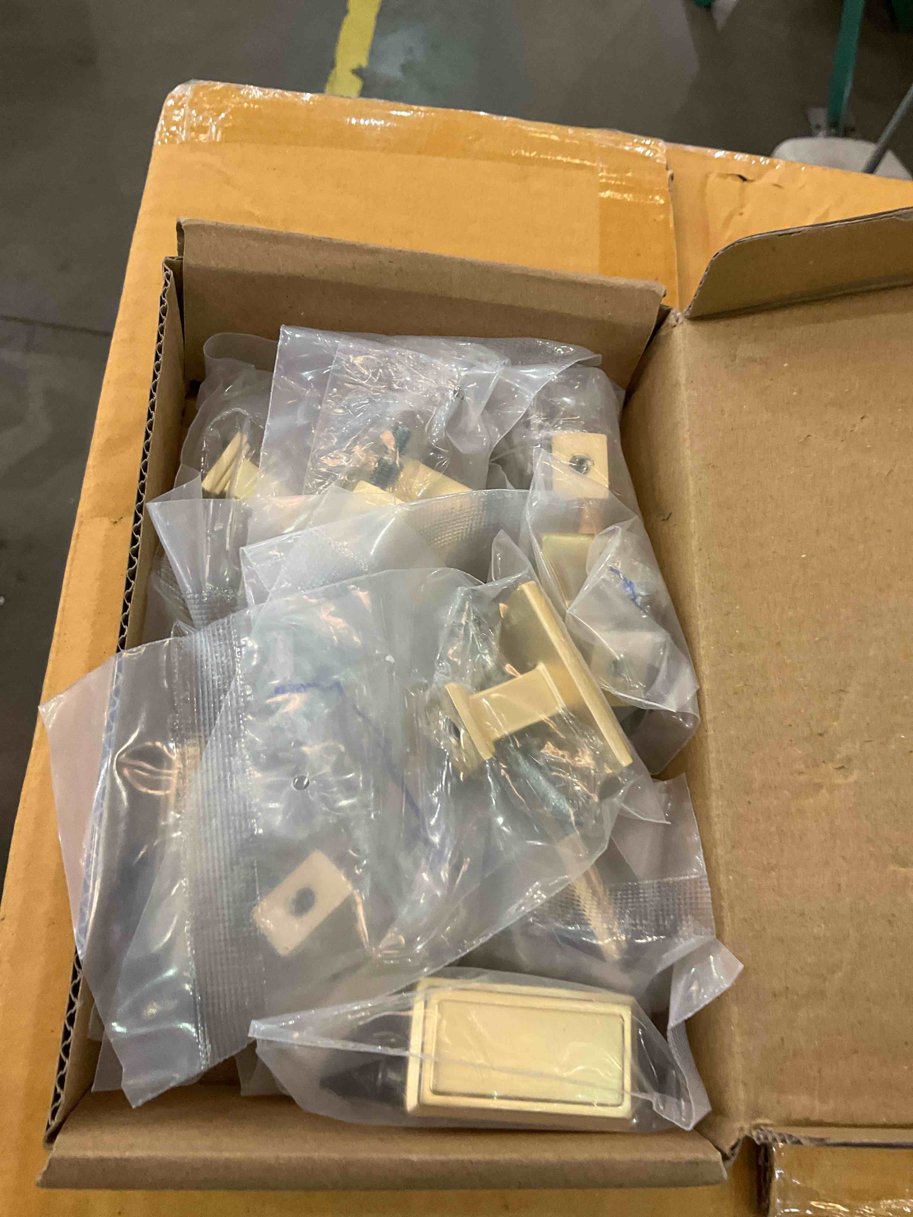 https://s3.amazonaws.com/lotting-images-prod/BargainHunt/EXS01216065_1710438806938.jpeg