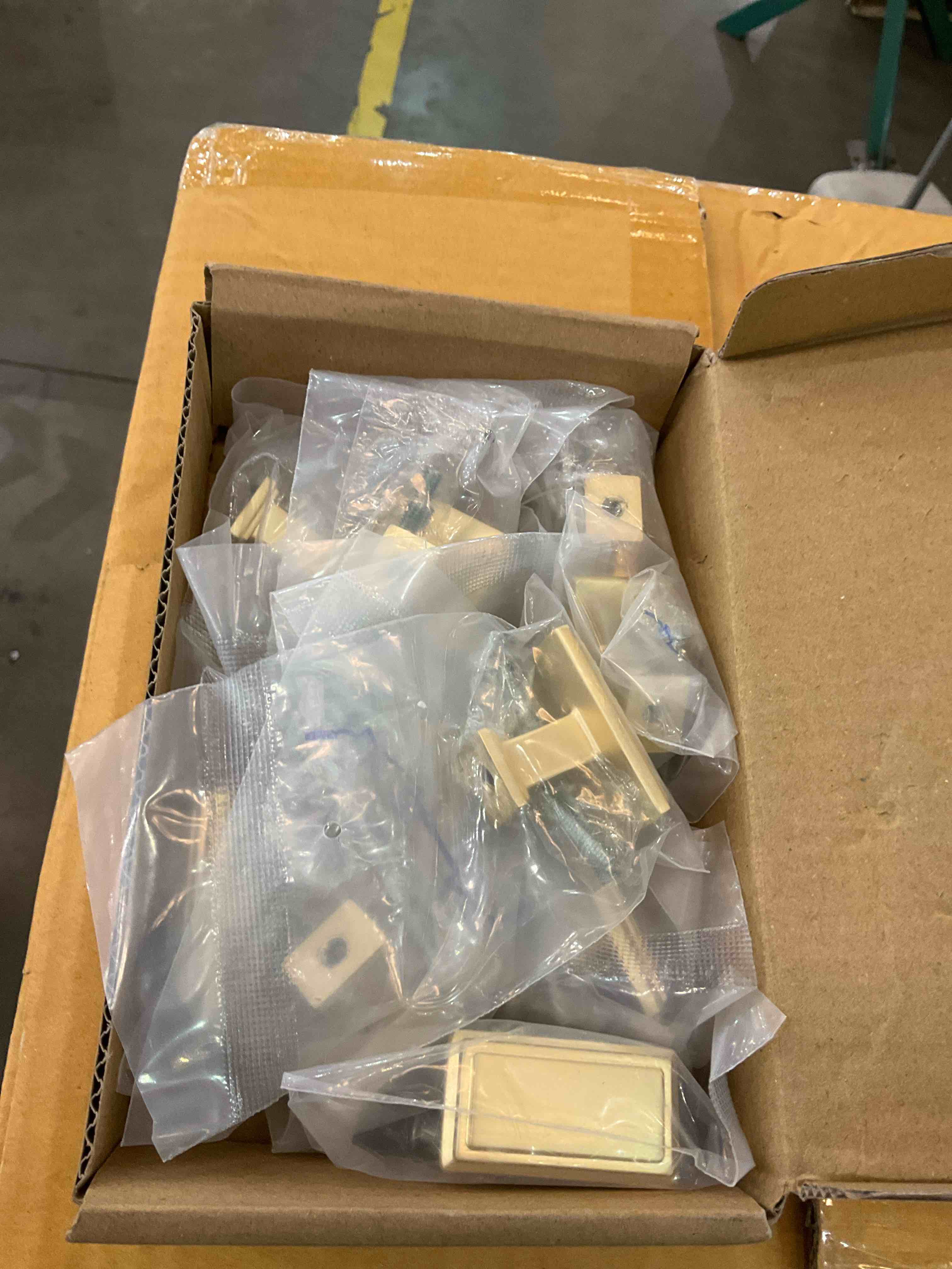 https://s3.amazonaws.com/lotting-images-prod/BargainHunt/EXS01216065_1710438807921.jpeg