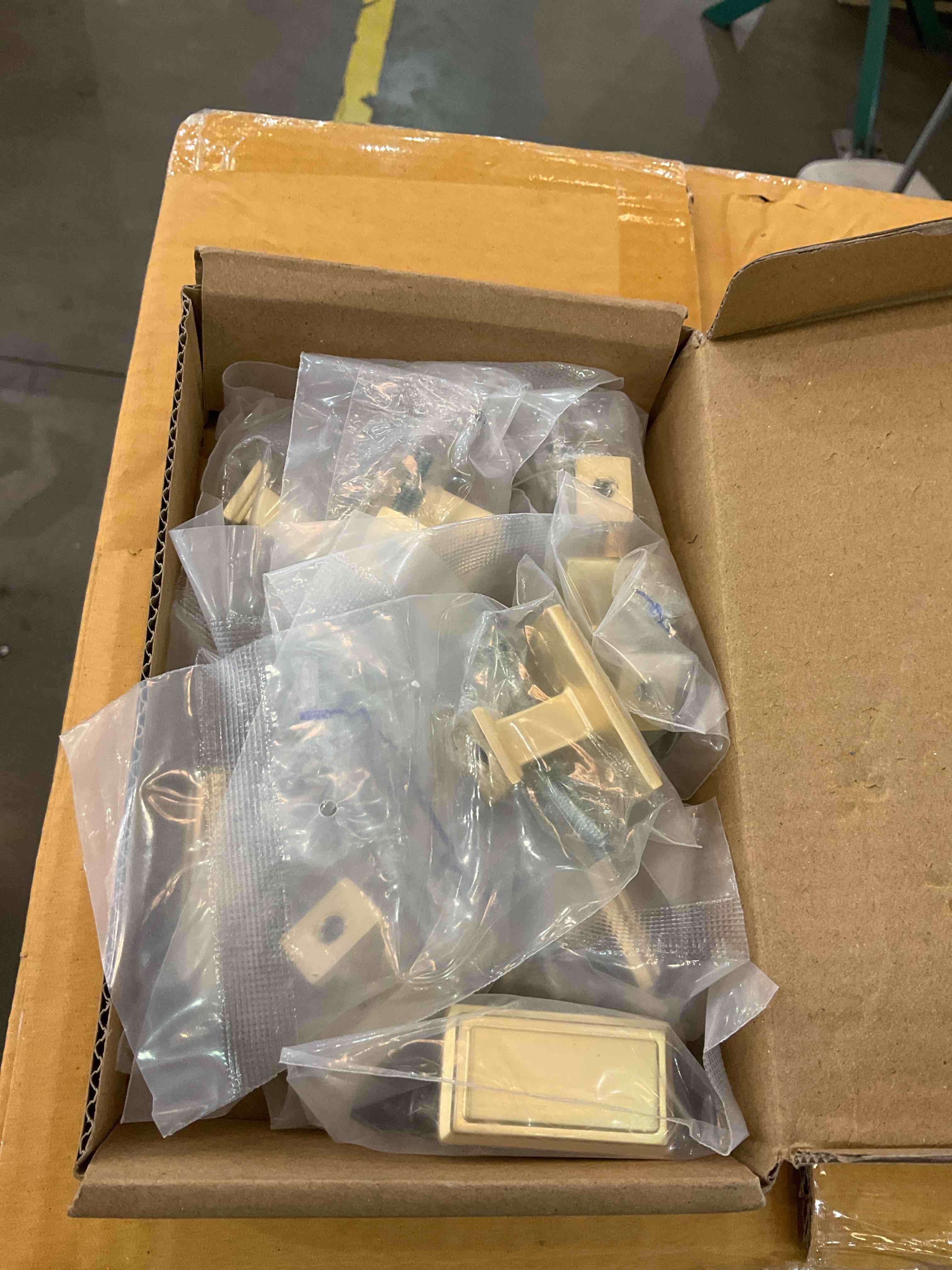 https://s3.amazonaws.com/lotting-images-prod/BargainHunt/EXS01216065_1710438808865.jpeg