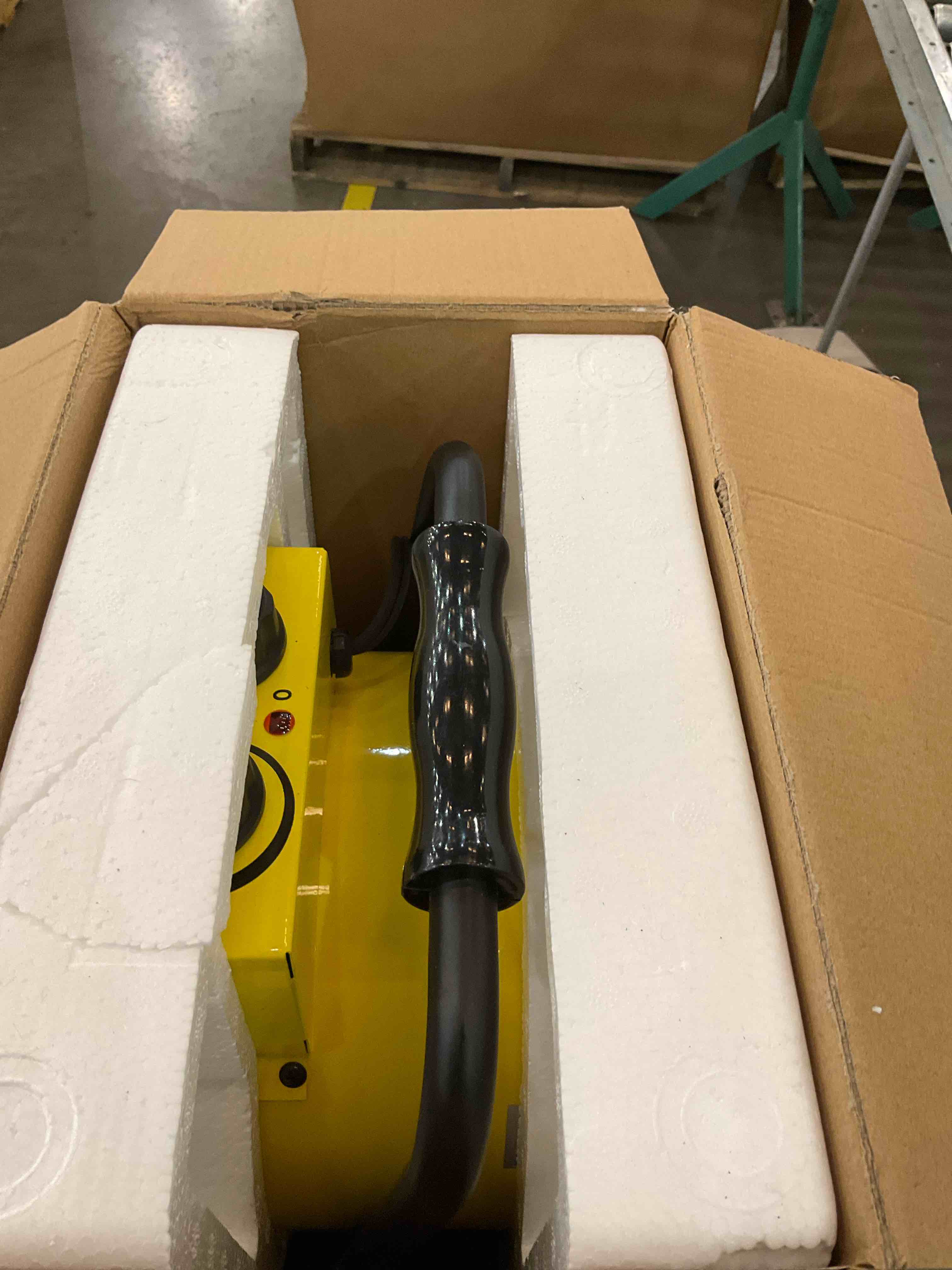https://s3.amazonaws.com/lotting-images-prod/BargainHunt/EXS01216081_1710441914493.jpeg