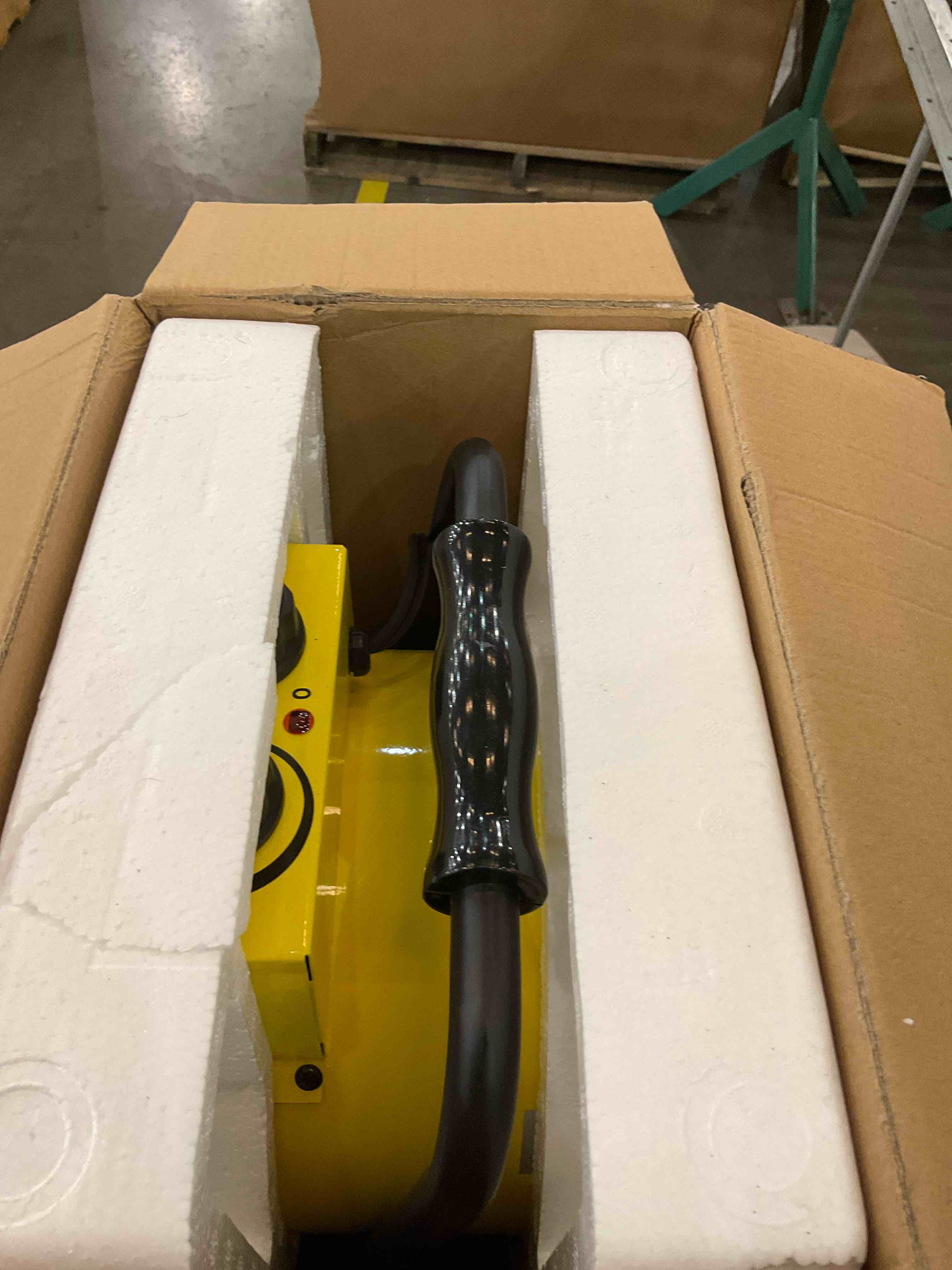 https://s3.amazonaws.com/lotting-images-prod/BargainHunt/EXS01216081_1710441915425.jpeg