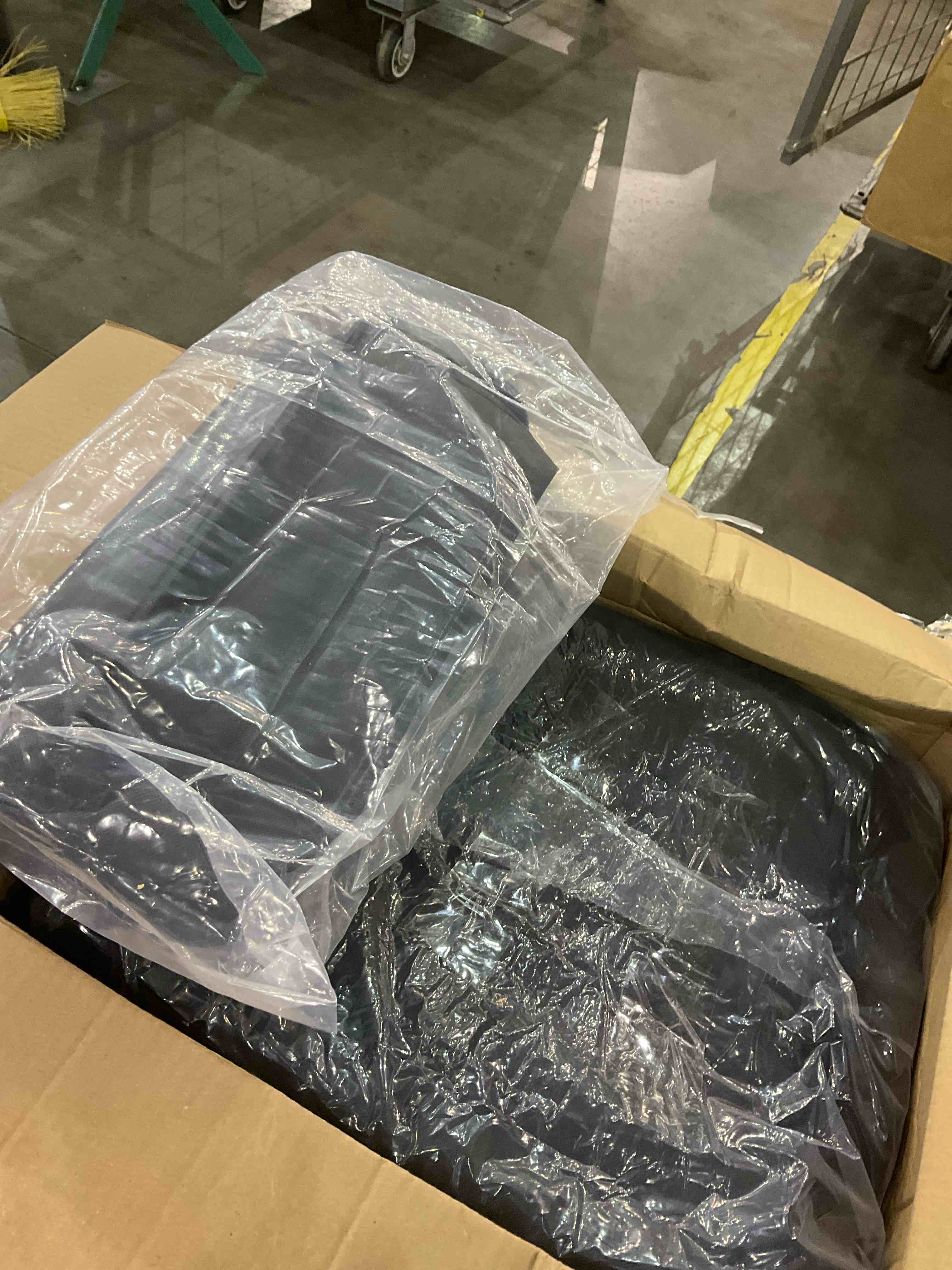https://s3.amazonaws.com/lotting-images-prod/BargainHunt/EXS01216100_1710761785695.jpeg