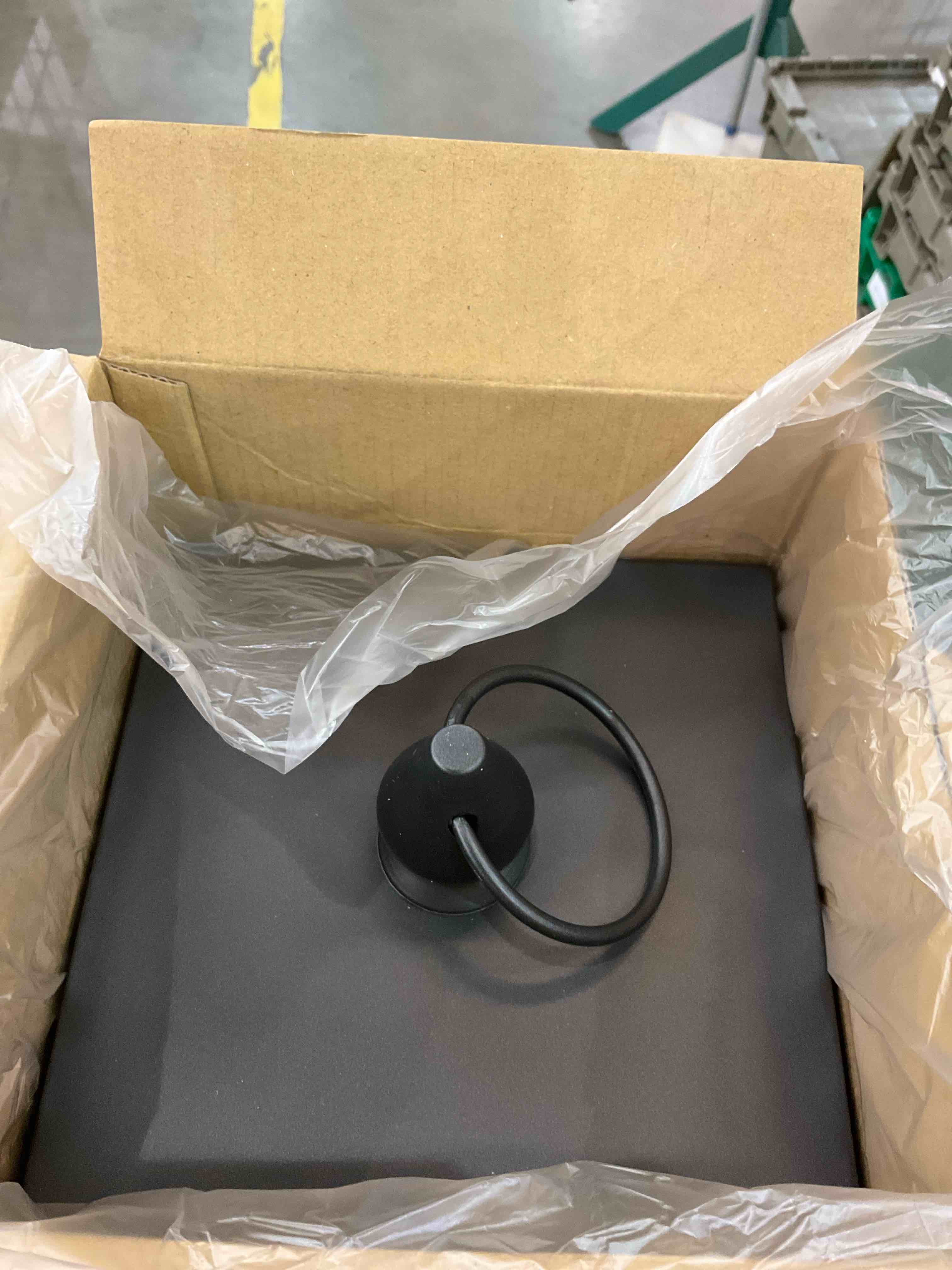 https://s3.amazonaws.com/lotting-images-prod/BargainHunt/EXS01216172_1710775979689.jpeg