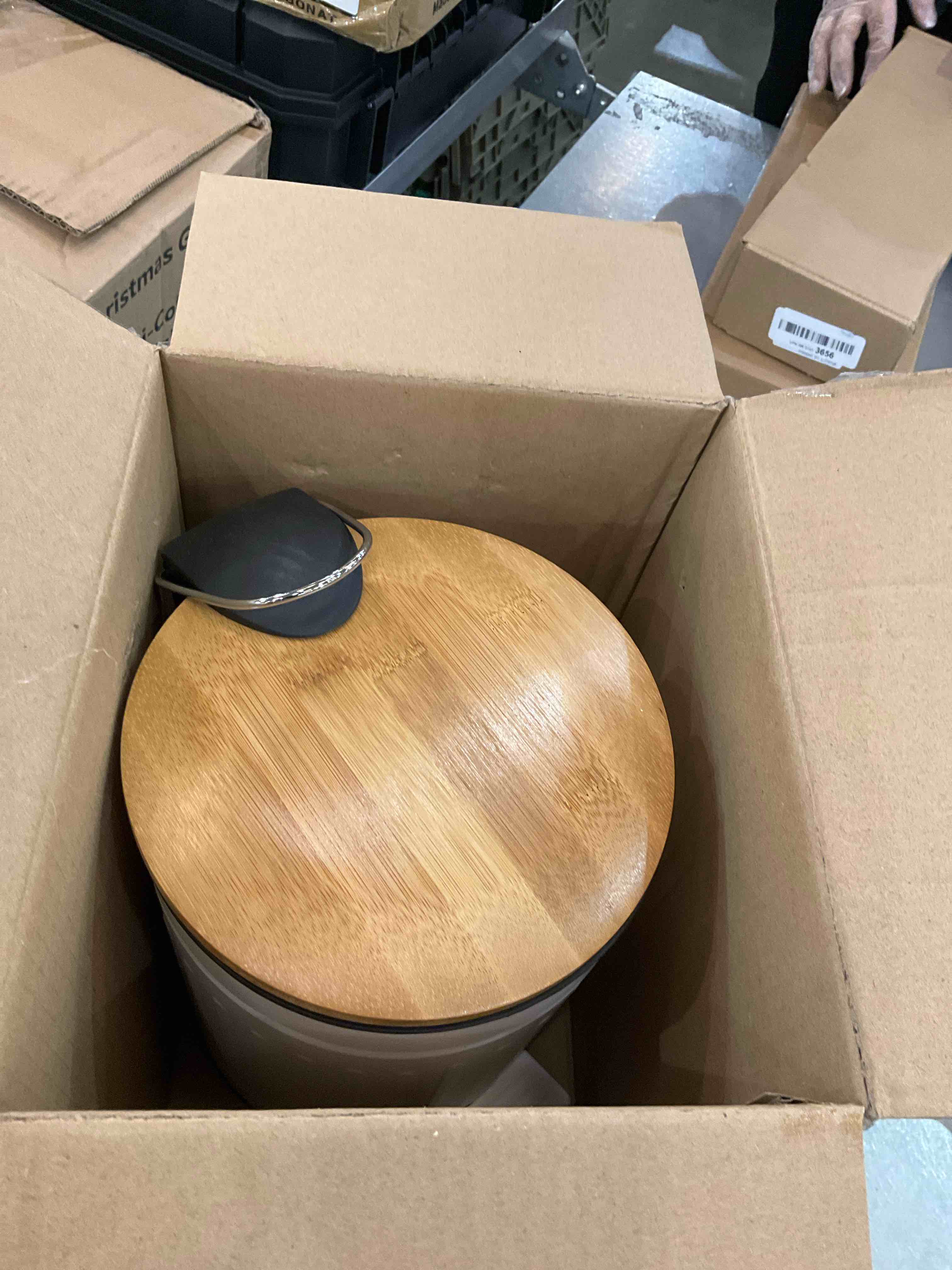 https://s3.amazonaws.com/lotting-images-prod/BargainHunt/EXS01216319_1710867863869.jpeg