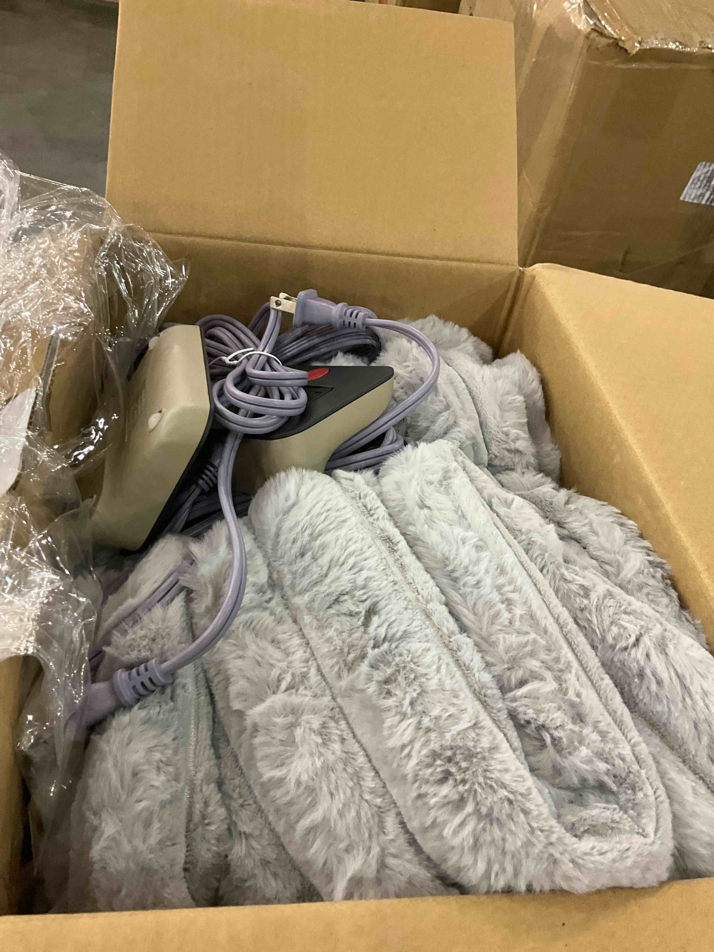 https://s3.amazonaws.com/lotting-images-prod/BargainHunt/EXS01216381_1710936498666.jpeg