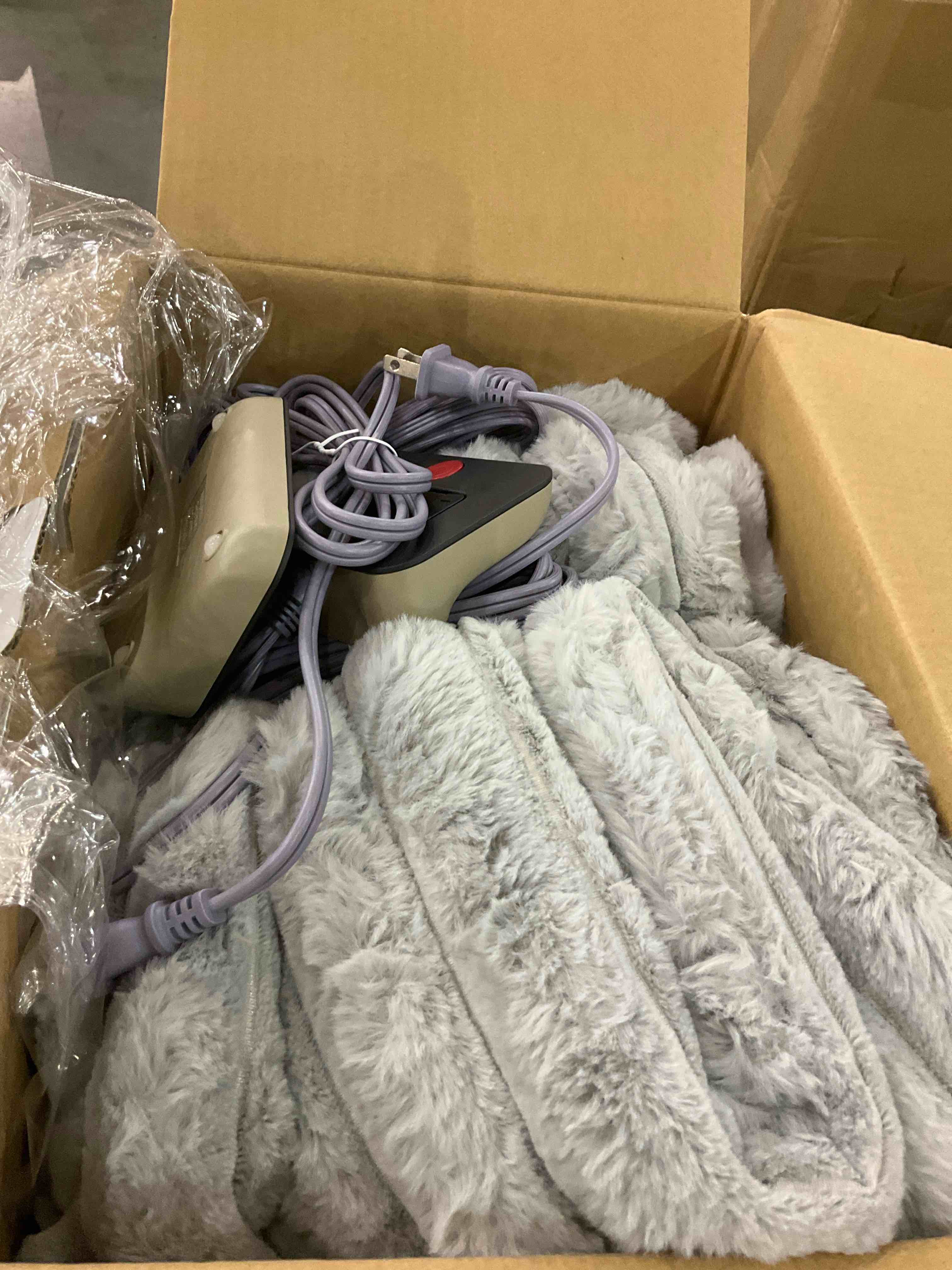 https://s3.amazonaws.com/lotting-images-prod/BargainHunt/EXS01216381_1710936500876.jpeg