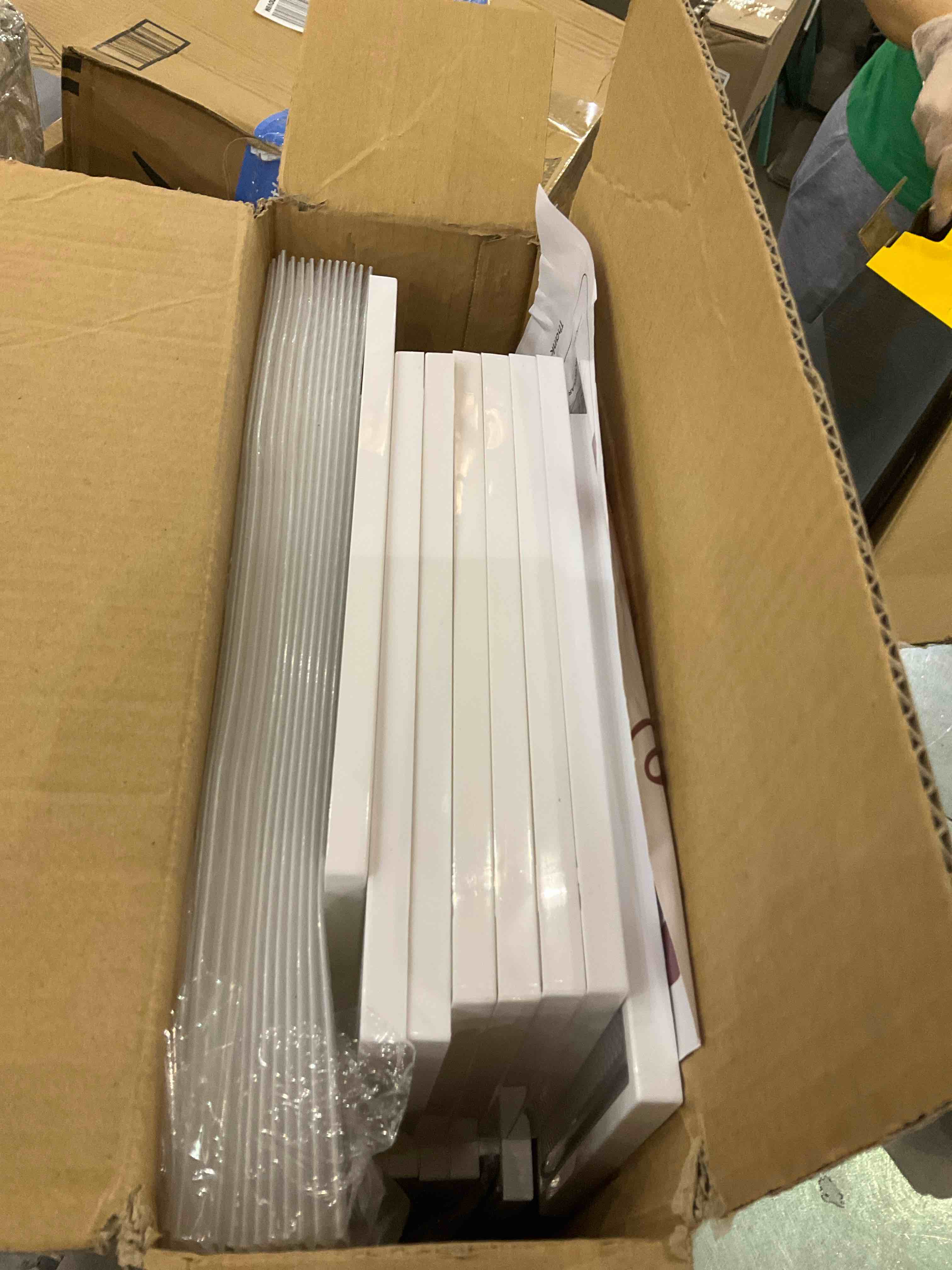 https://s3.amazonaws.com/lotting-images-prod/BargainHunt/EXS01216397_1710941076284.jpeg