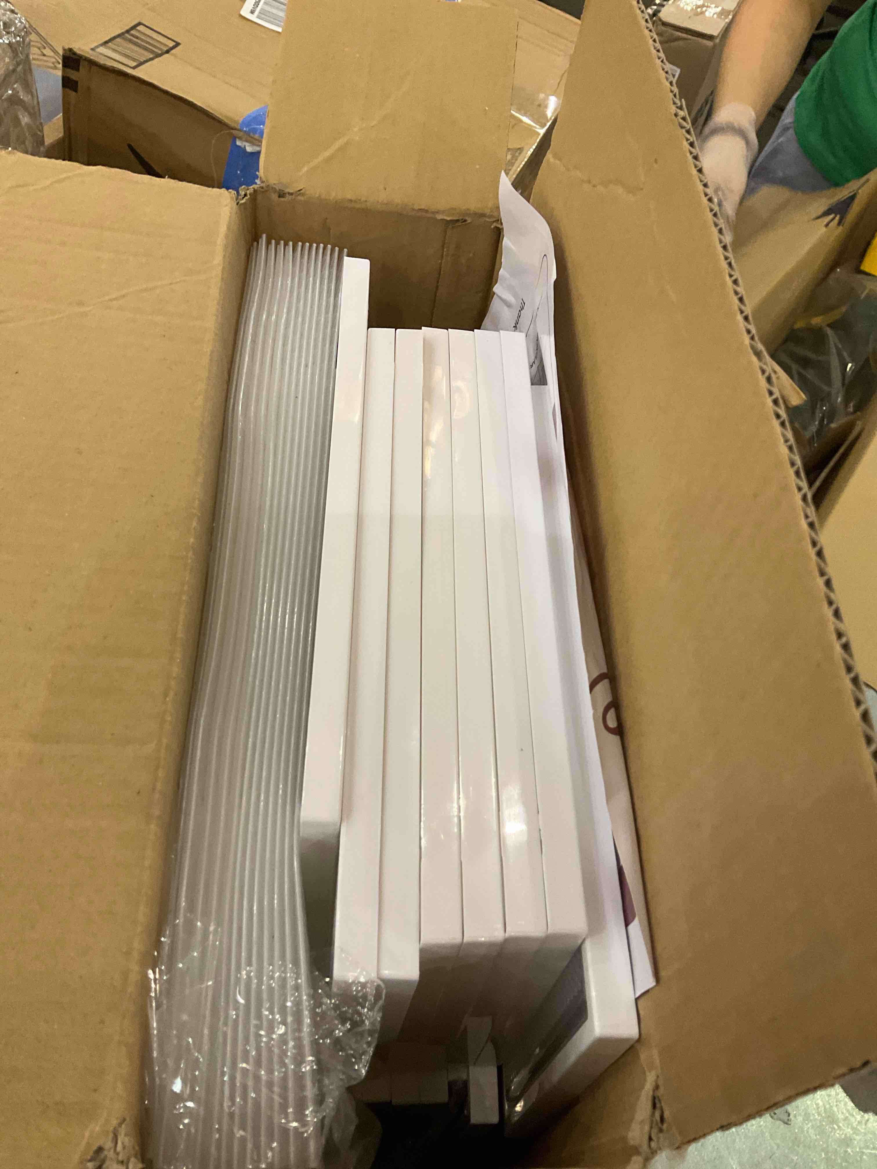 https://s3.amazonaws.com/lotting-images-prod/BargainHunt/EXS01216397_1710941078107.jpeg