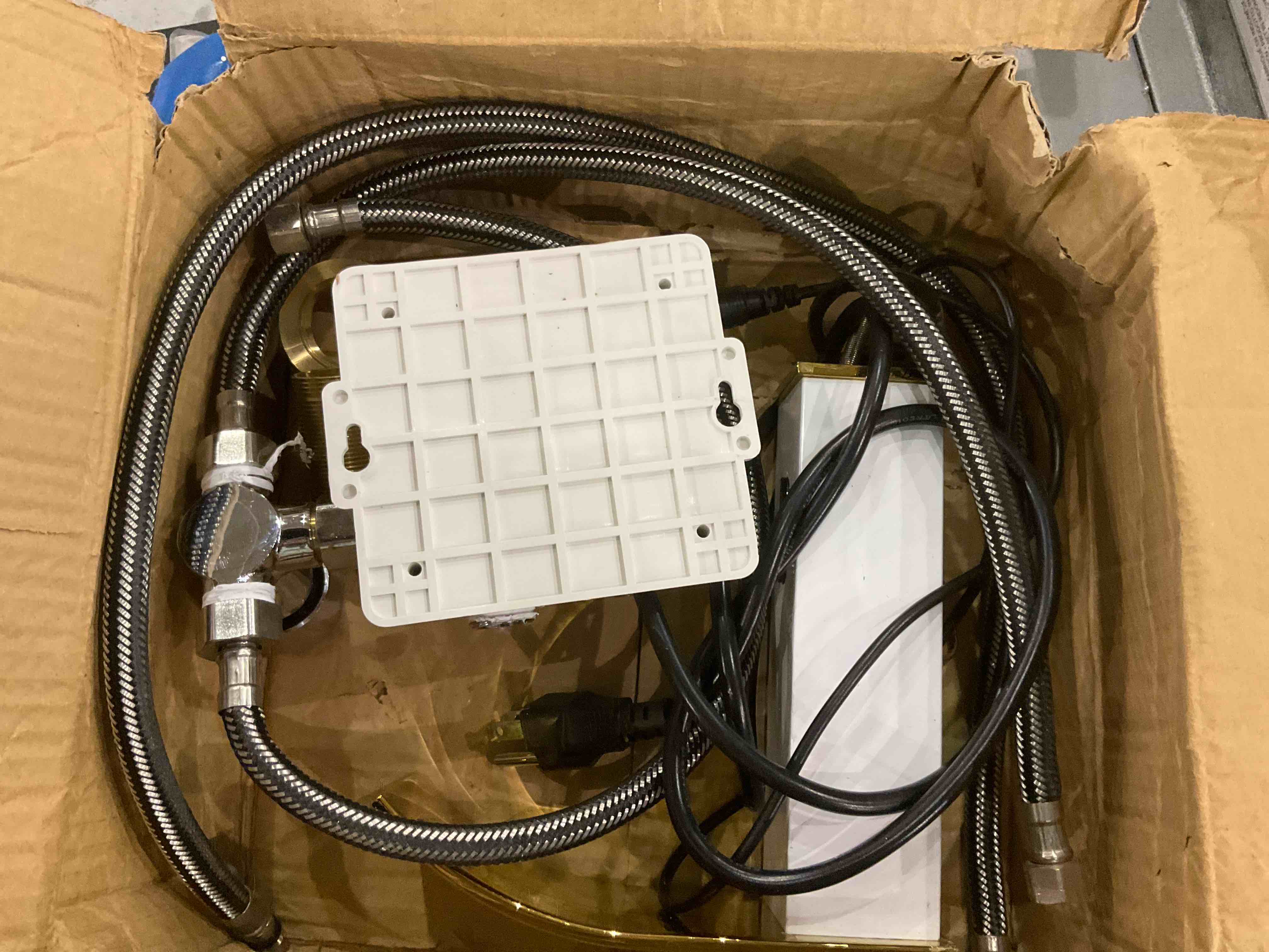 https://s3.amazonaws.com/lotting-images-prod/BargainHunt/EXS01217468_1713957585145.jpeg